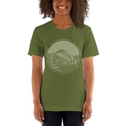 Diese Naturfreundin trägt ein olivgrünes Damen T-Shirt von Vallada mit einem Aufdruck des Säntis-Gipfels. Dieses T-Shirt ist ein Ausdruck ihres Enthusiasmus für die Region des Alpsteins.