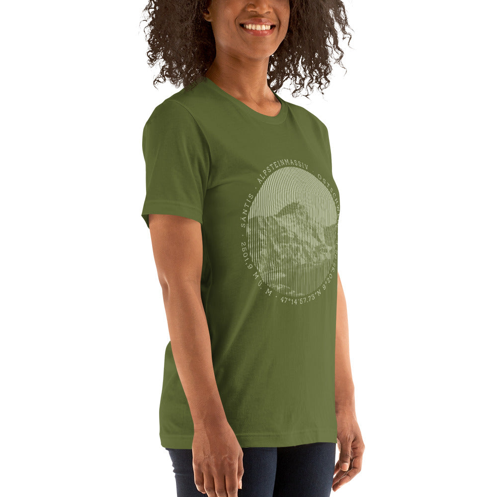 Diese Naturfreundin trägt ein olivgrünes Damen T-Shirt von Vallada mit einem Aufdruck des Säntis-Gipfels. Damit drückt sie ihre Liebe zu den Alpen und den Appenzeller Alpen im Besonderen aus.