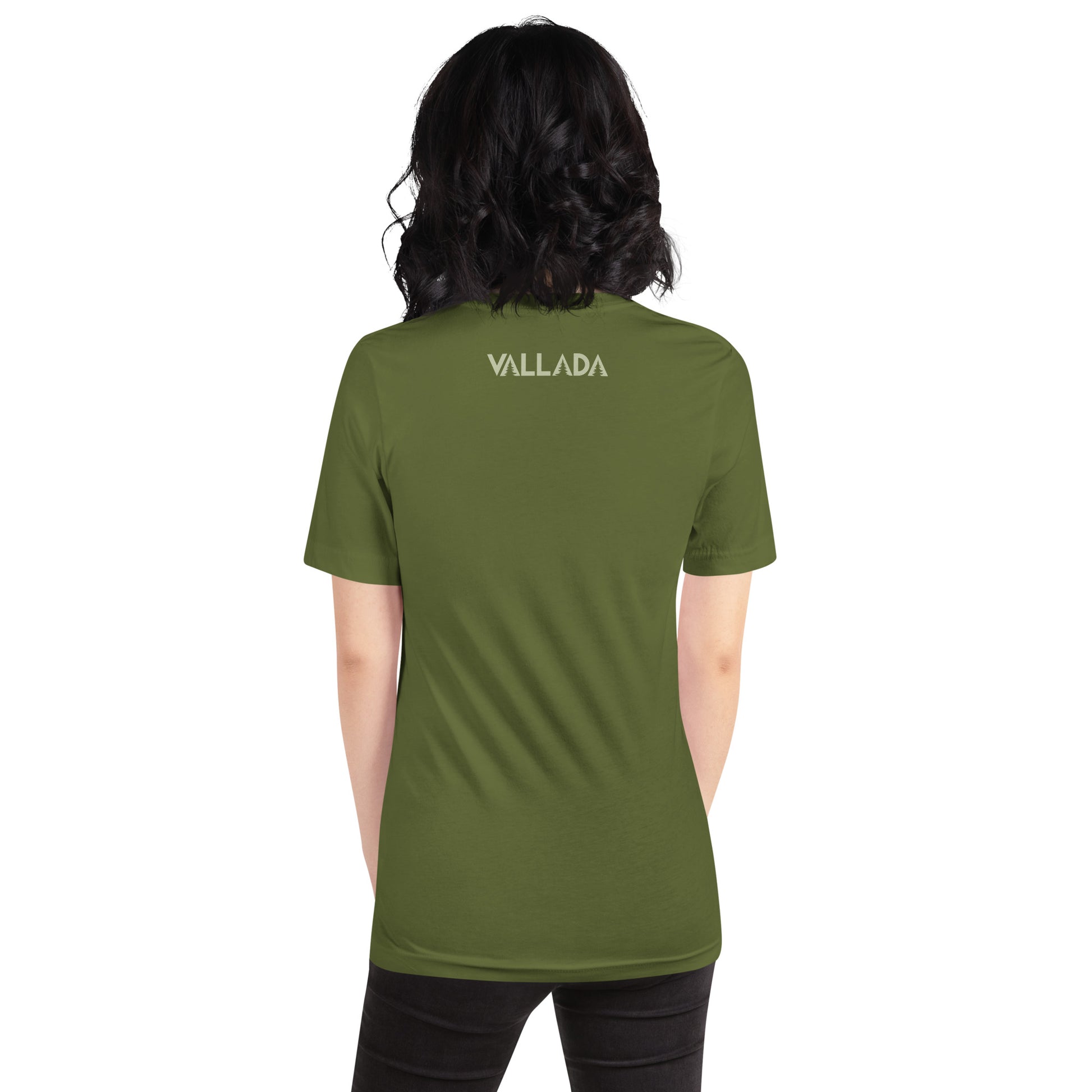Diese Wanderfreundin trägt ein olivgrünes Damen T-Shirt aus der Säntis-Collection von Vallada. Sie steht mit dem Rücken zur Kamera, so dass wir das Vallada-Logo sehen.