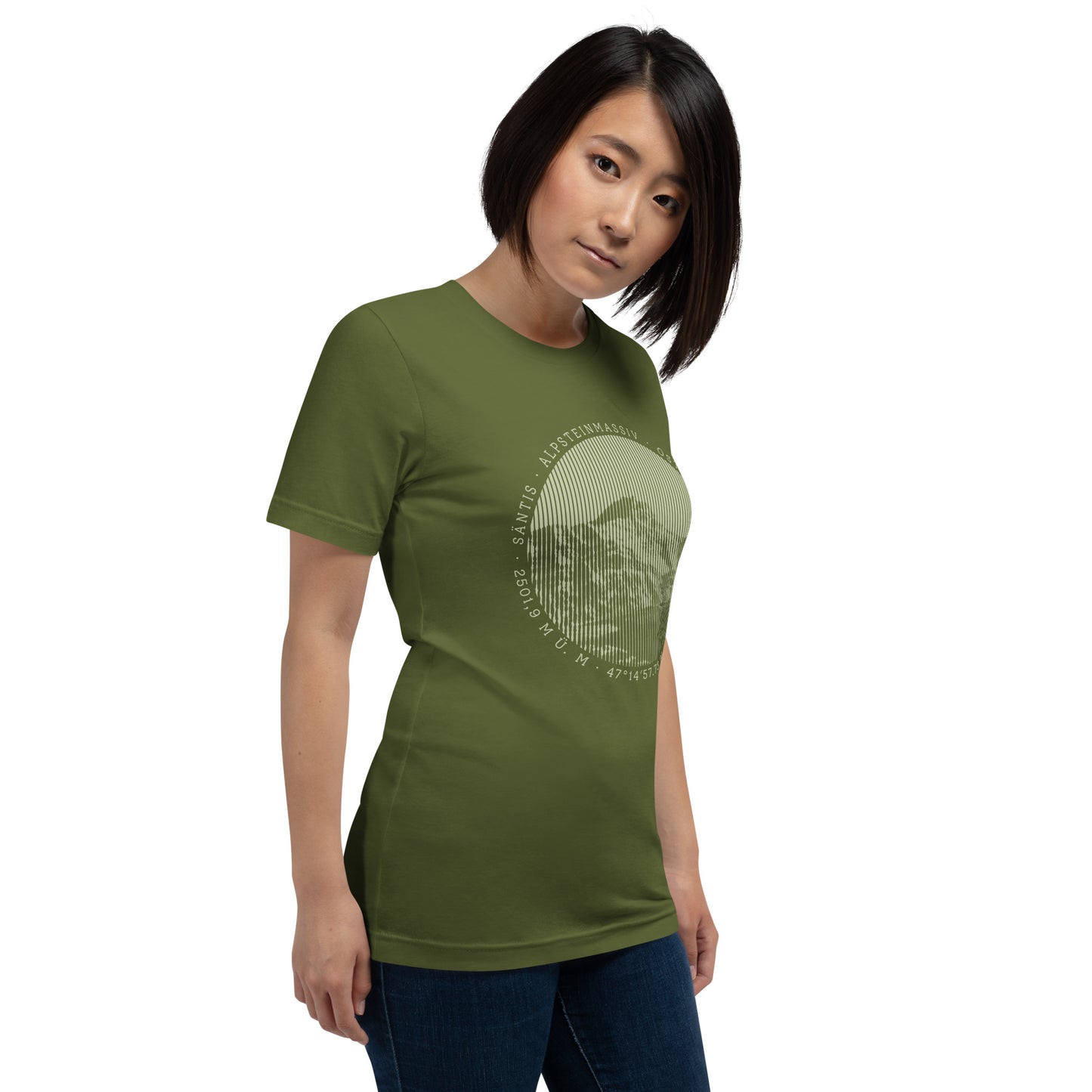 Diese Naturfreundin trägt ein olivgrünes Damen T-Shirt von Vallada mit einem Aufdruck des Säntis-Gipfels. Dieses T-Shirt ist ein Ausdruck ihres Enthusiasmus für die Region des Alpsteins.