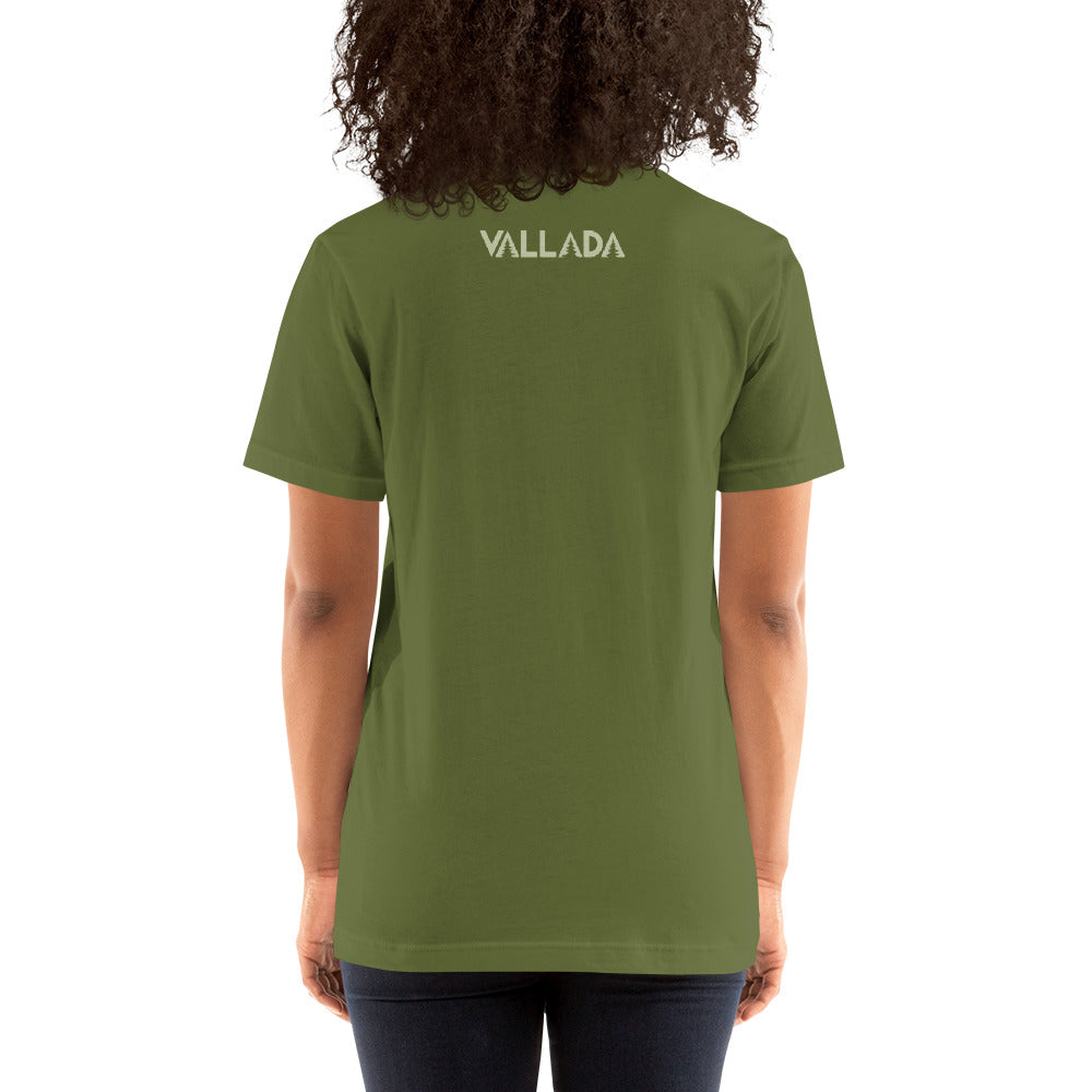 Diese Wanderfreundin trägt ein olivgrünes Damen T-Shirt aus der Säntis-Collection von Vallada. Sie steht mit dem Rücken zur Kamera, so dass wir das Vallada-Logo sehen.