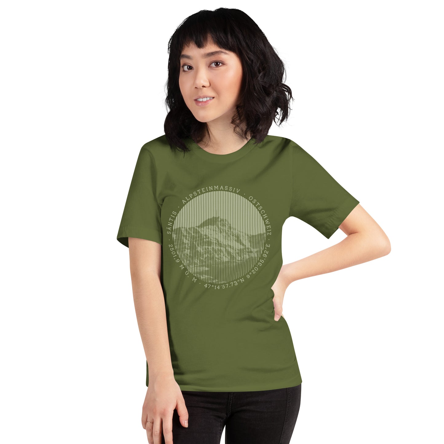 Diese Bergbegeisterte trägt ein olivgrünes Damen T-Shirt von Vallada mit einem Aufdruck des Säntis-Gipfels. Dieses T-Shirt ist ein Statement für ihren Enthusiasmus für diesen Berg in den Appenzeller Alpen.
