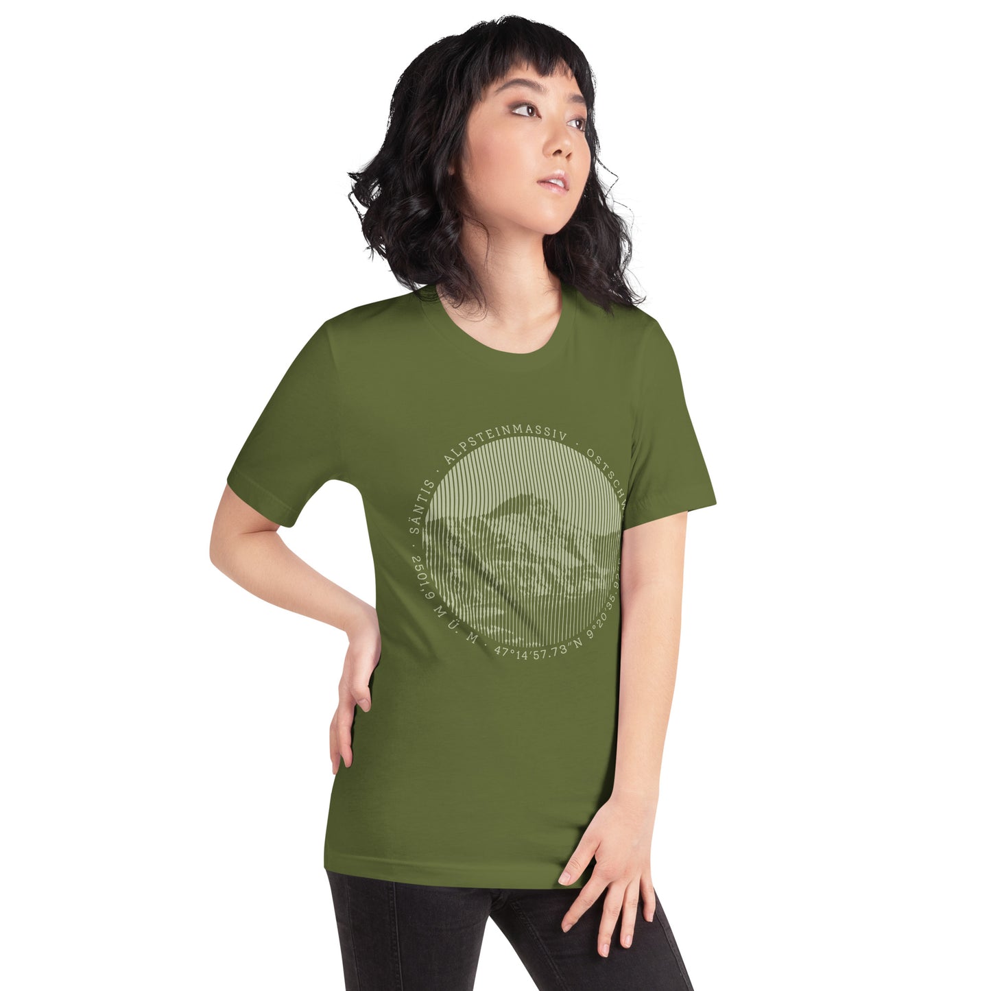Diese Bergfreundin trägt ein olivgrünes Damen T-Shirt von Vallada mit einem Aufdruck des Säntis-Gipfels. Damit drückt sie ihre Liebe zu den Alpen und den Appenzeller Alpen im Besonderen aus.