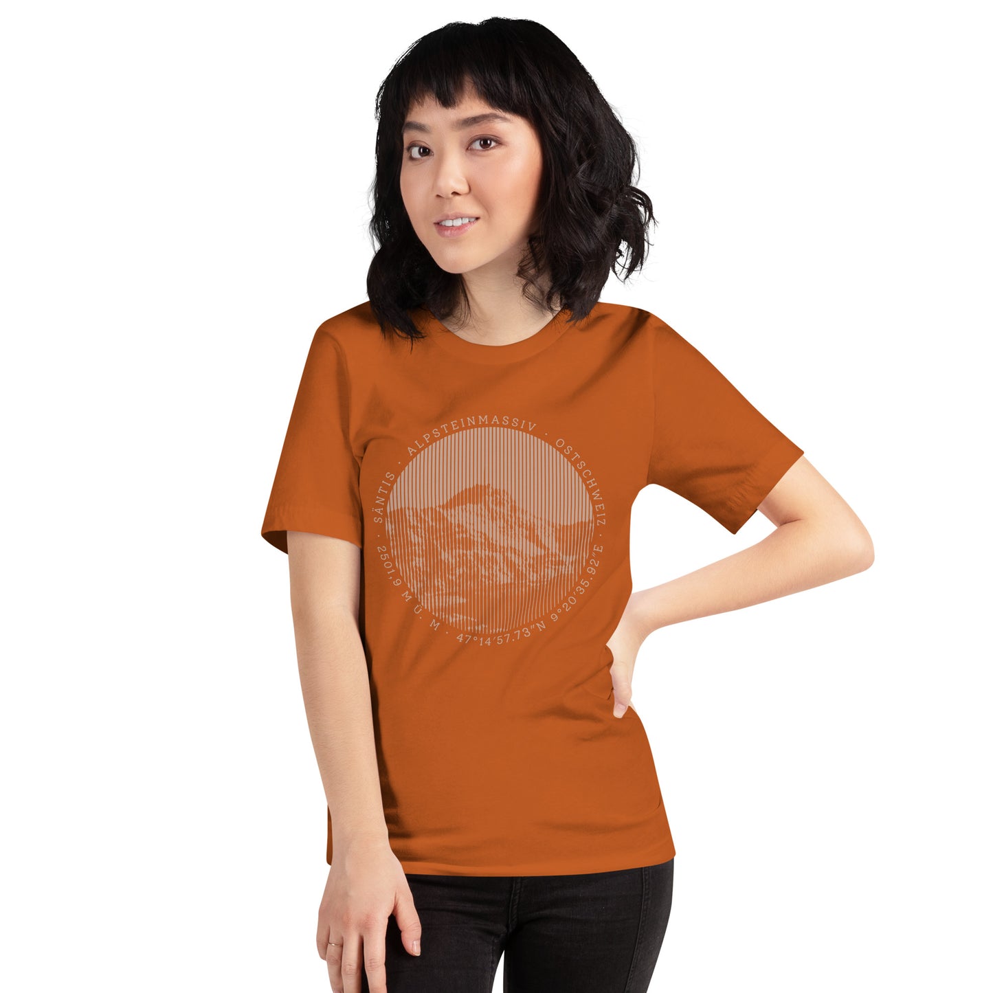 Diese Bergbegeisterte trägt ein oranges Damen T-Shirt von Vallada mit einem Aufdruck des Säntis-Gipfels. Dieses T-Shirt ist ein Statement für ihren Enthusiasmus für diesen Berg in den Appenzeller Alpen.