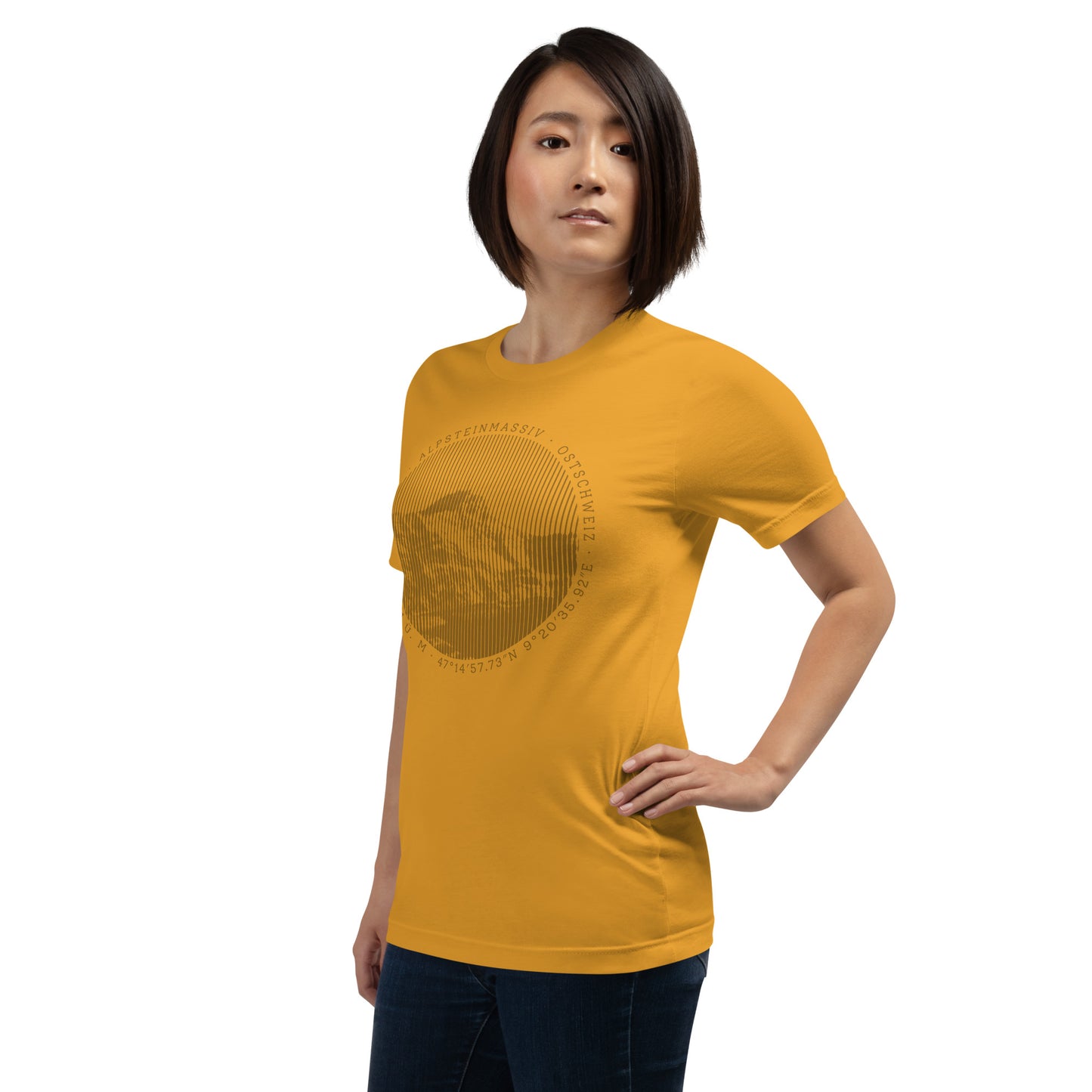 Diese Naturfreundin trägt ein senffarbenes Damen T-Shirt von Vallada mit einem Aufdruck des Säntis-Gipfels. Dieses T-Shirt ist ein Ausdruck ihres Enthusiasmus für die Region des Alpsteins.