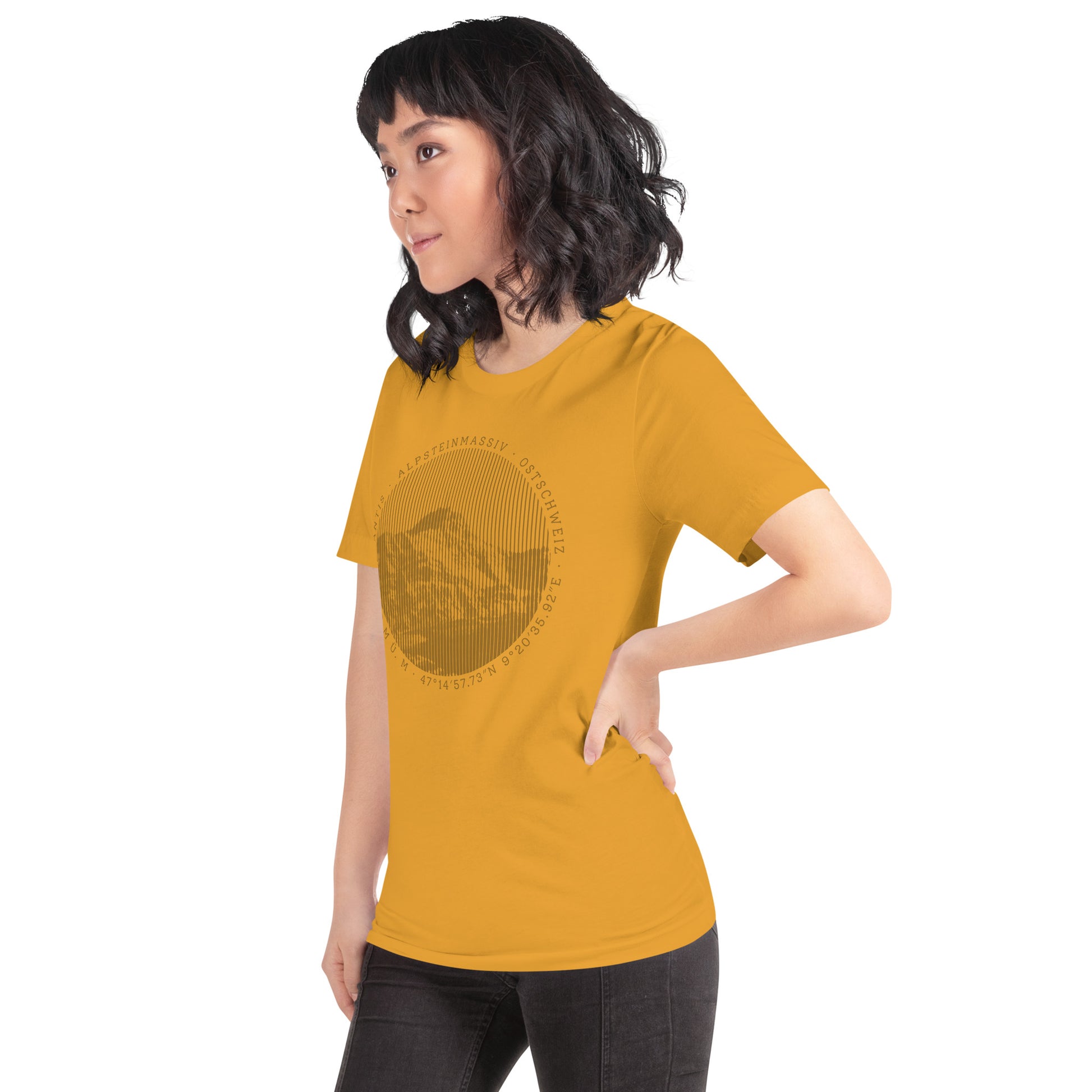 Diese Naturfreundin trägt ein senffarbenes Damen T-Shirt von Vallada mit einem Aufdruck des Säntis-Gipfels. Dieses T-Shirt ist ein Ausdruck ihres Enthusiasmus für die Region des Alpsteins.