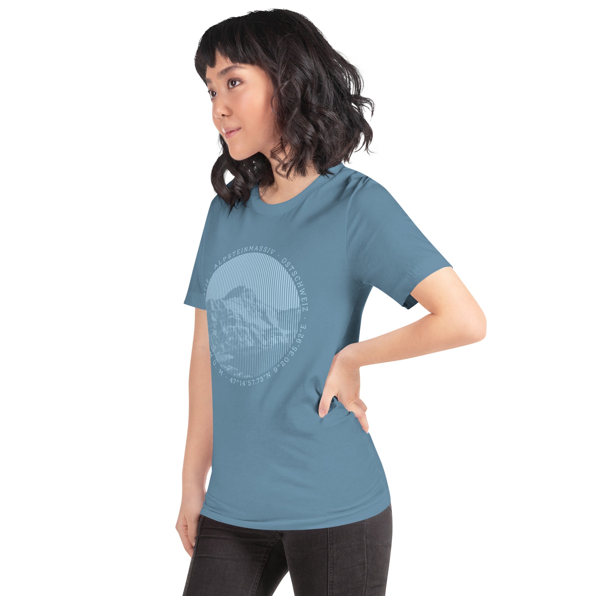 Diese Naturfreundin trägt ein stahlblaues Damen T-Shirt von Vallada mit einem Aufdruck des Säntis-Gipfels. Dieses T-Shirt ist ein Ausdruck ihres Enthusiasmus für die Region des Alpsteins.