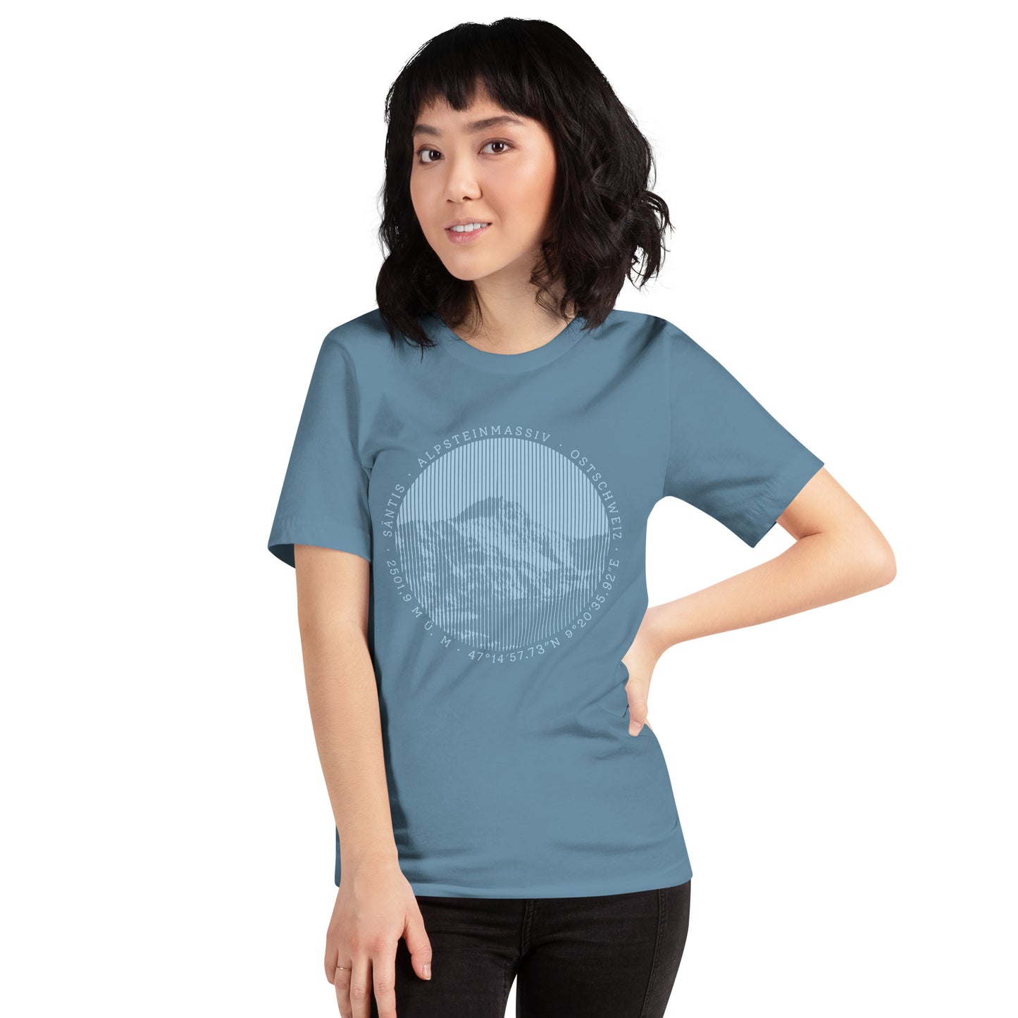 Diese Bergbegeisterte trägt ein stahlblaues Damen T-Shirt von Vallada mit einem Aufdruck des Säntis-Gipfels. Dieses T-Shirt ist ein Statement für ihren Enthusiasmus für diesen Berg in den Appenzeller Alpen.