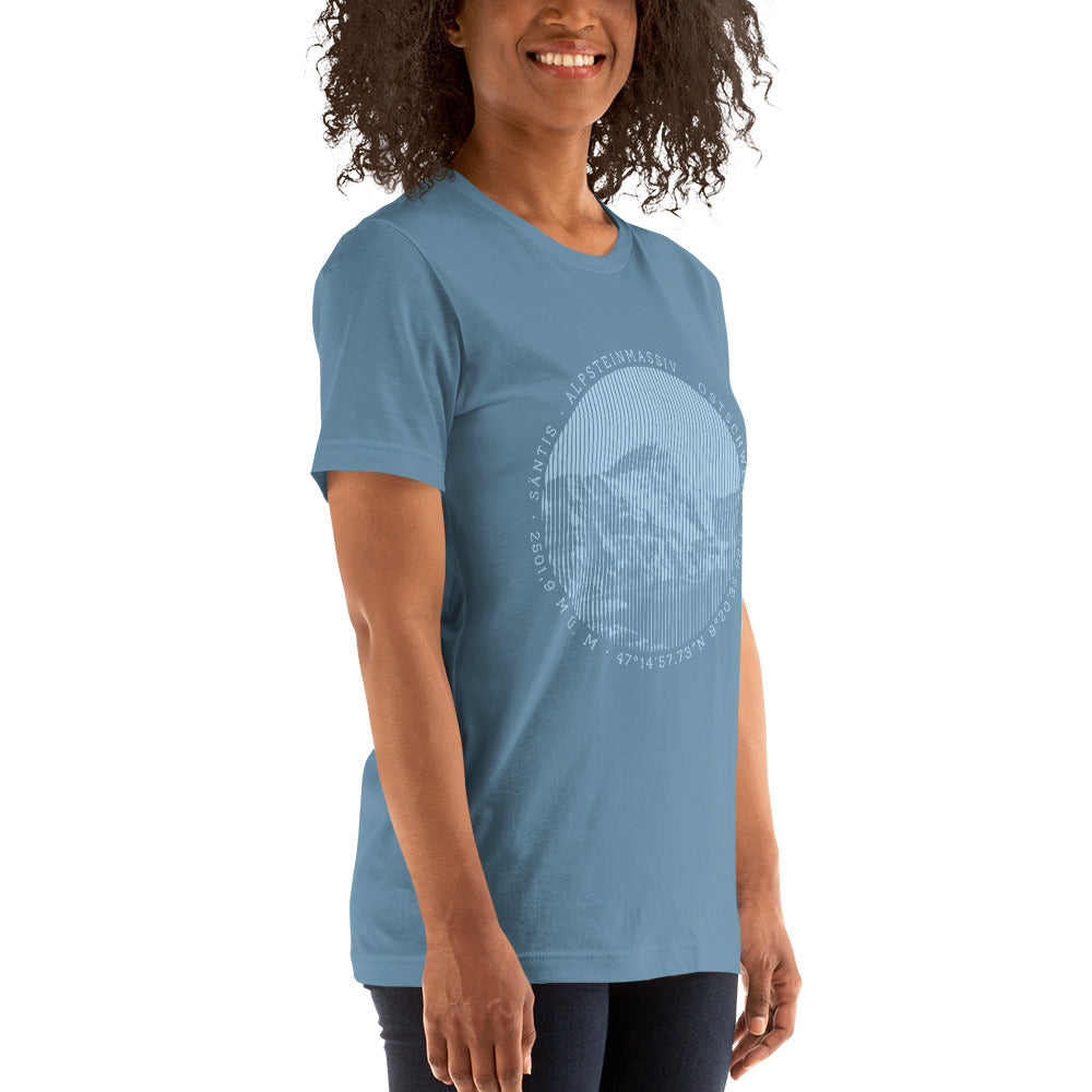 Diese Naturfreundin trägt ein stahlblaues Damen T-Shirt von Vallada mit einem Aufdruck des Säntis-Gipfels. Dieses T-Shirt ist ein Ausdruck ihres Enthusiasmus für die Region des Alpsteins.