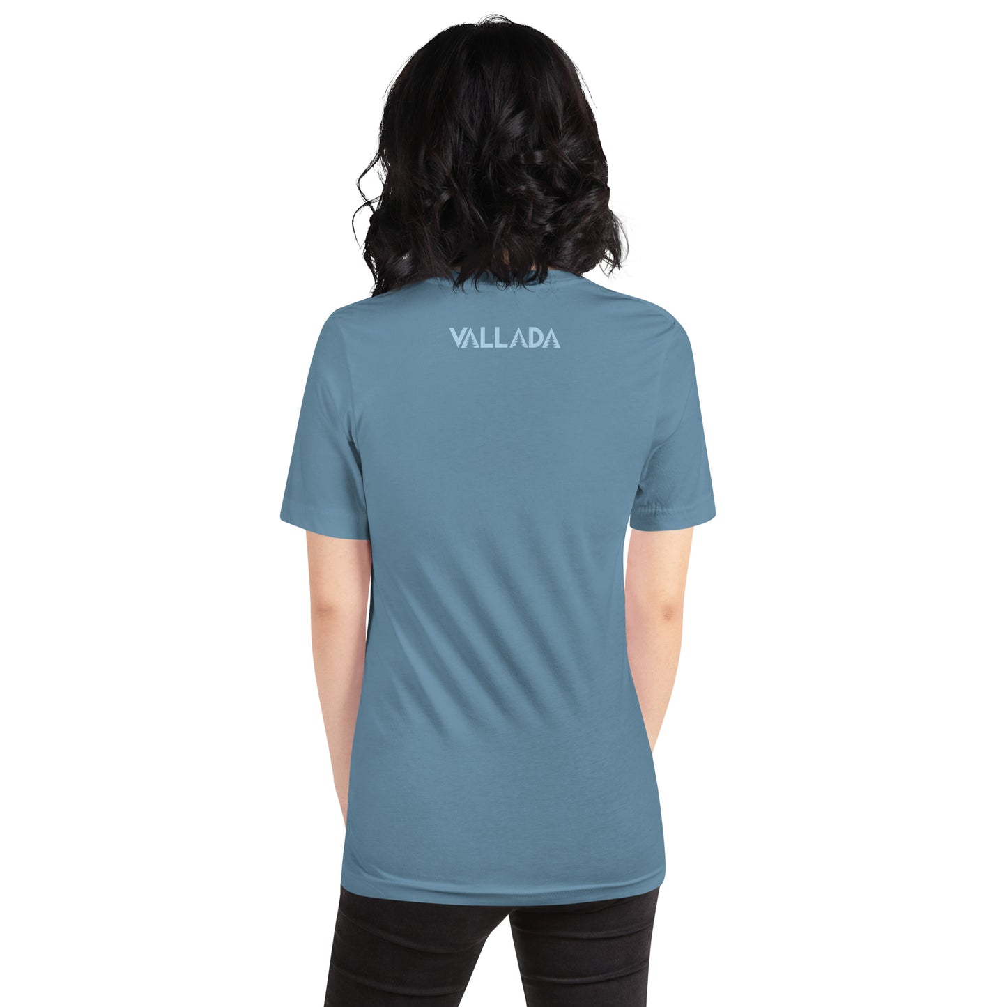 Diese Wanderfreundin trägt ein stahlblaues Damen T-Shirt aus der Säntis-Collection von Vallada. Sie steht mit dem Rücken zur Kamera, so dass wir das Vallada-Logo sehen.