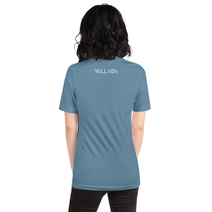 Diese Wanderfreundin trägt ein stahlblaues Damen T-Shirt aus der Säntis-Collection von Vallada. Sie steht mit dem Rücken zur Kamera, so dass wir das Vallada-Logo sehen.