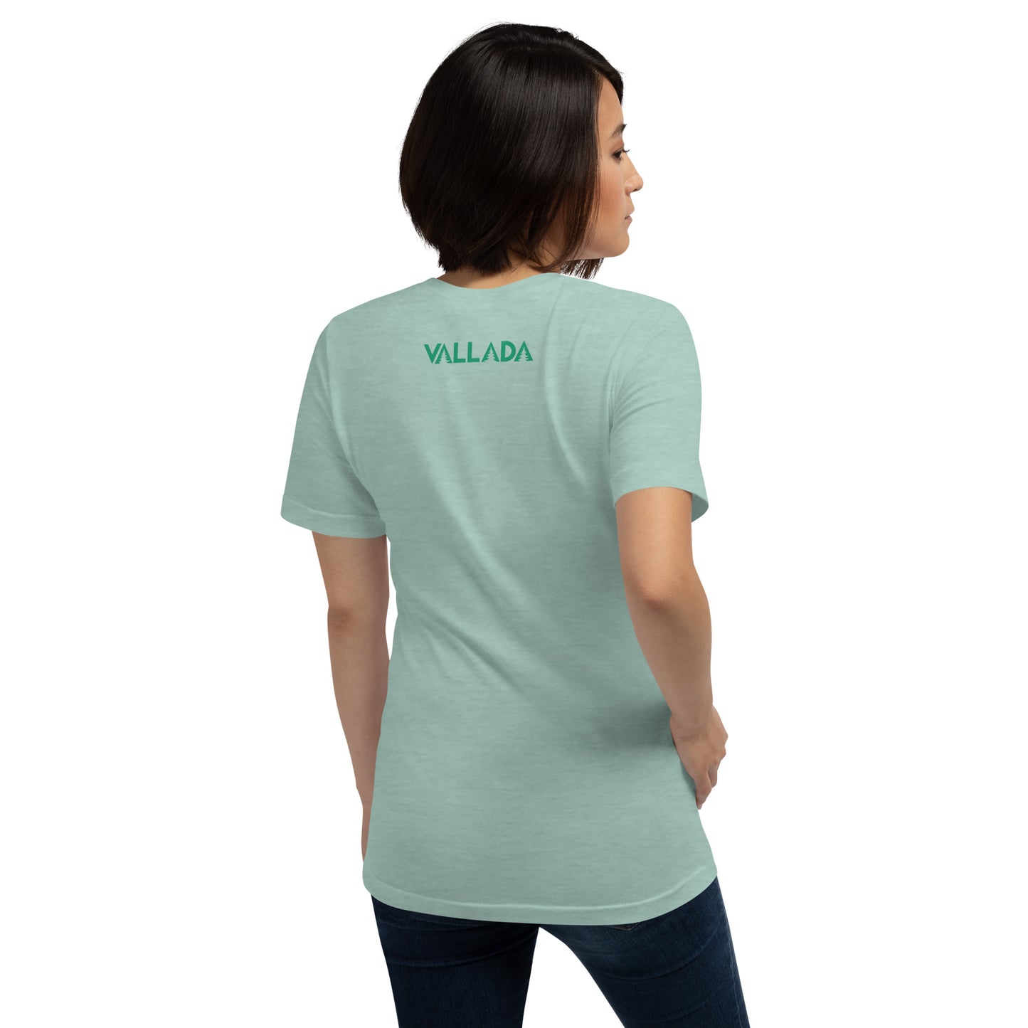 Diese Wanderfreundin trägt ein taubenblau meliertes Damen T-Shirt aus der Säntis-Collection von Vallada. Sie steht mit dem Rücken zur Kamera, so dass wir das Vallada-Logo sehen.