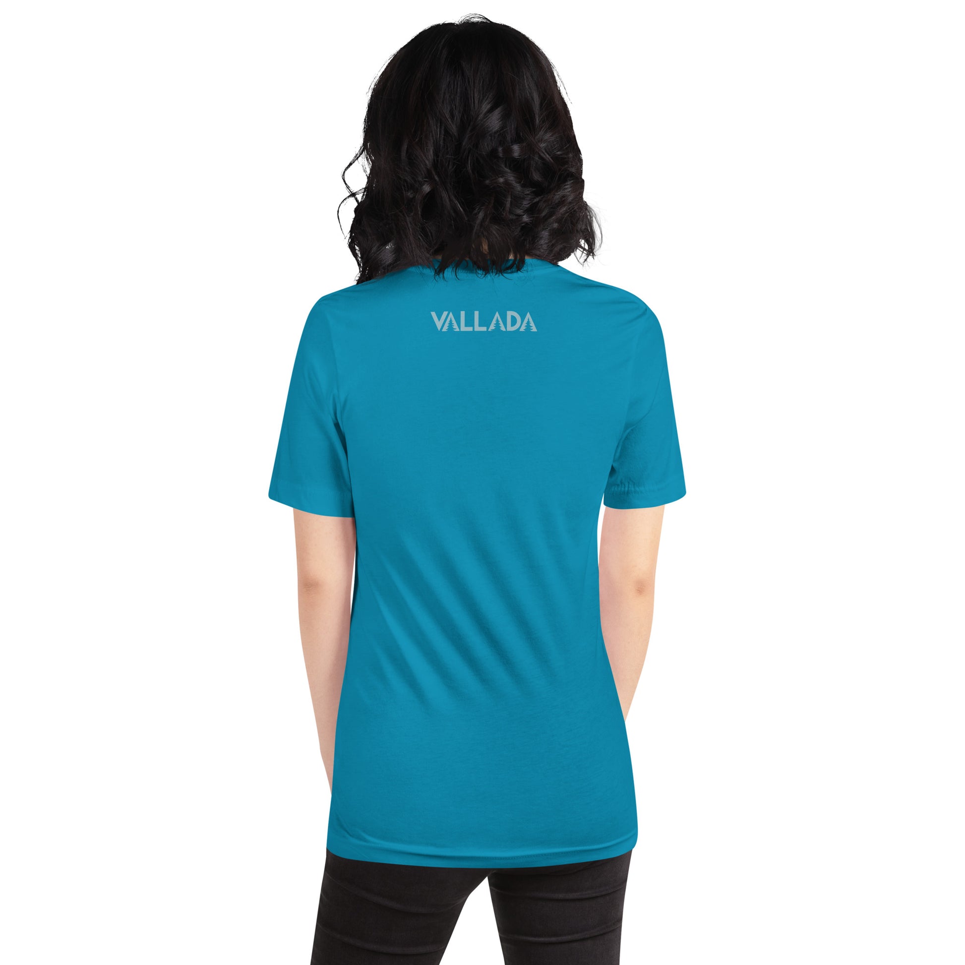 Diese Dame dreht uns den Rücken zu, damit wir das Vallada-Logo auf ihrem türkisfarbenen T-Shirt  sehen können.