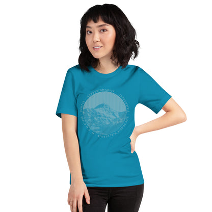 Mit einem T-Shirt in Türkis aus der Säntis-Collection von Vallada unterstreicht diese Naturfreundin ihren Stil und ihre Leidenschaft für das Alpsteinmassiv.