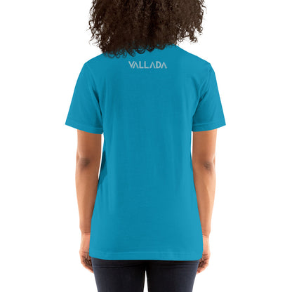 Während die Frau uns den Rücken zudreht, können wir das Vallada Logo auf ihrem T-Shirt sehen.