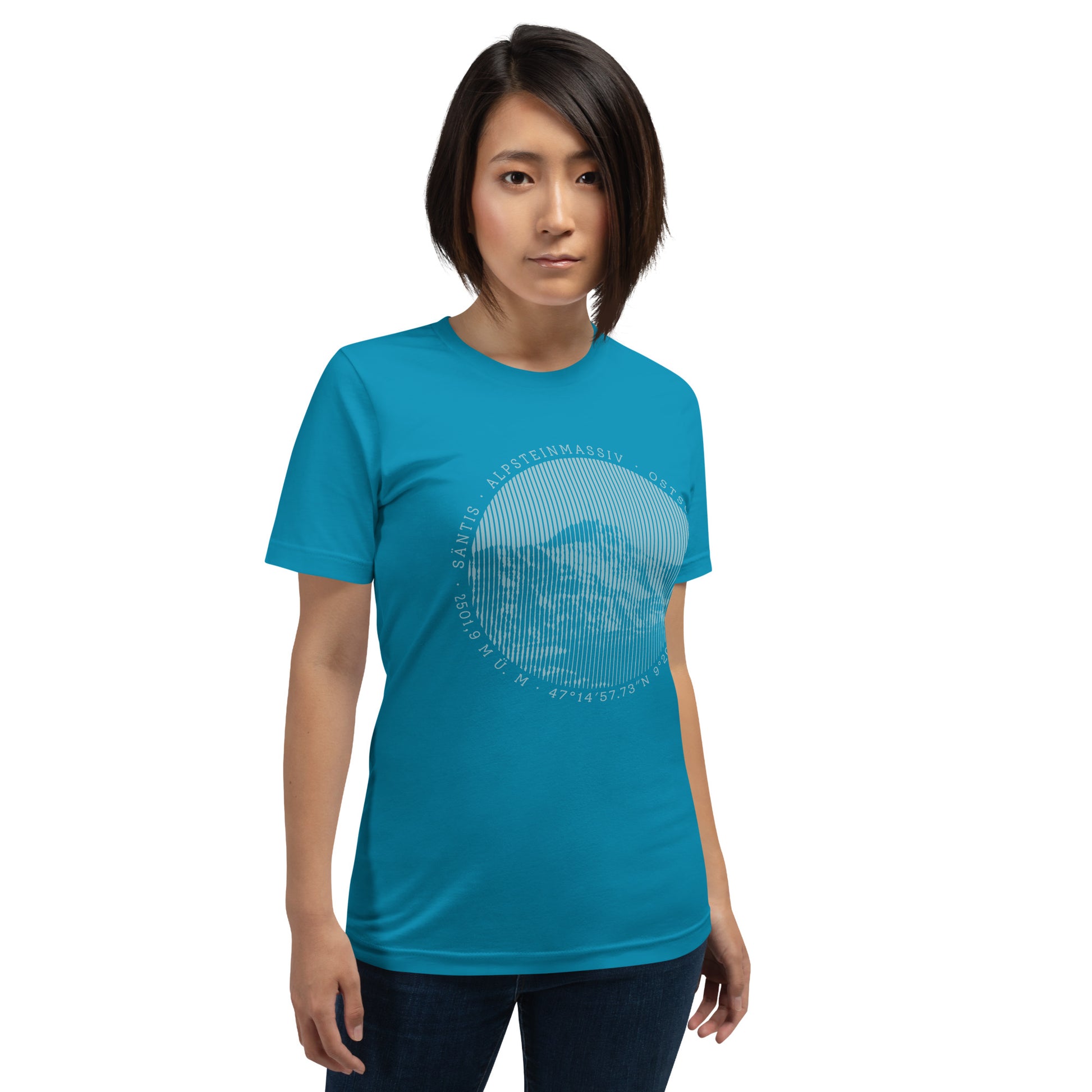 In ihrem türkisfarbenen T-Shirt aus der Säntis-Collection von Vallada zeigt diese Freundin der Berge nicht nur ihren Stil, sondern auch ihre Zuneigung zum Alpsteinmassiv.