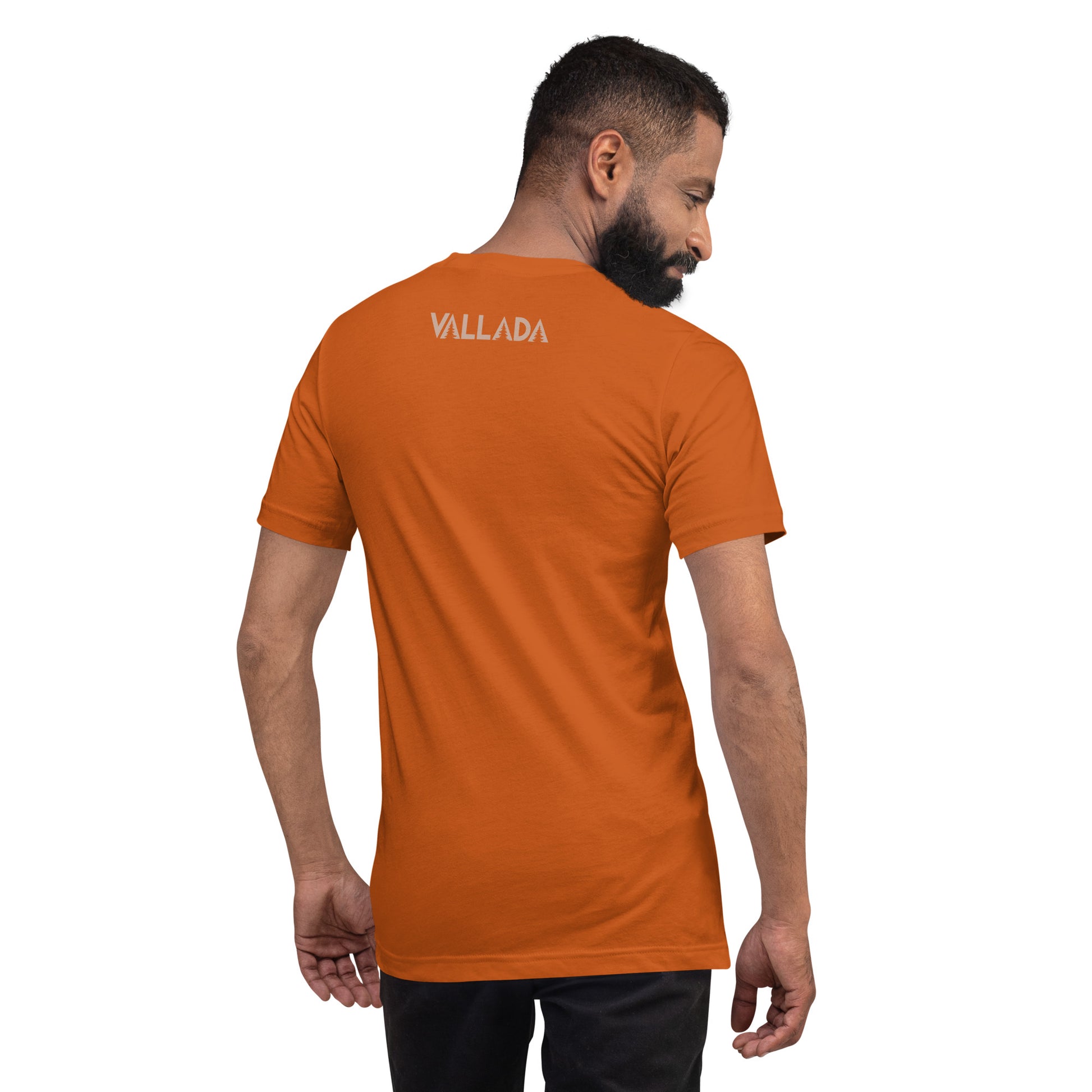 Rückenansicht eines T-Shirts in der Farbe Orange mit Vallada-Logo.