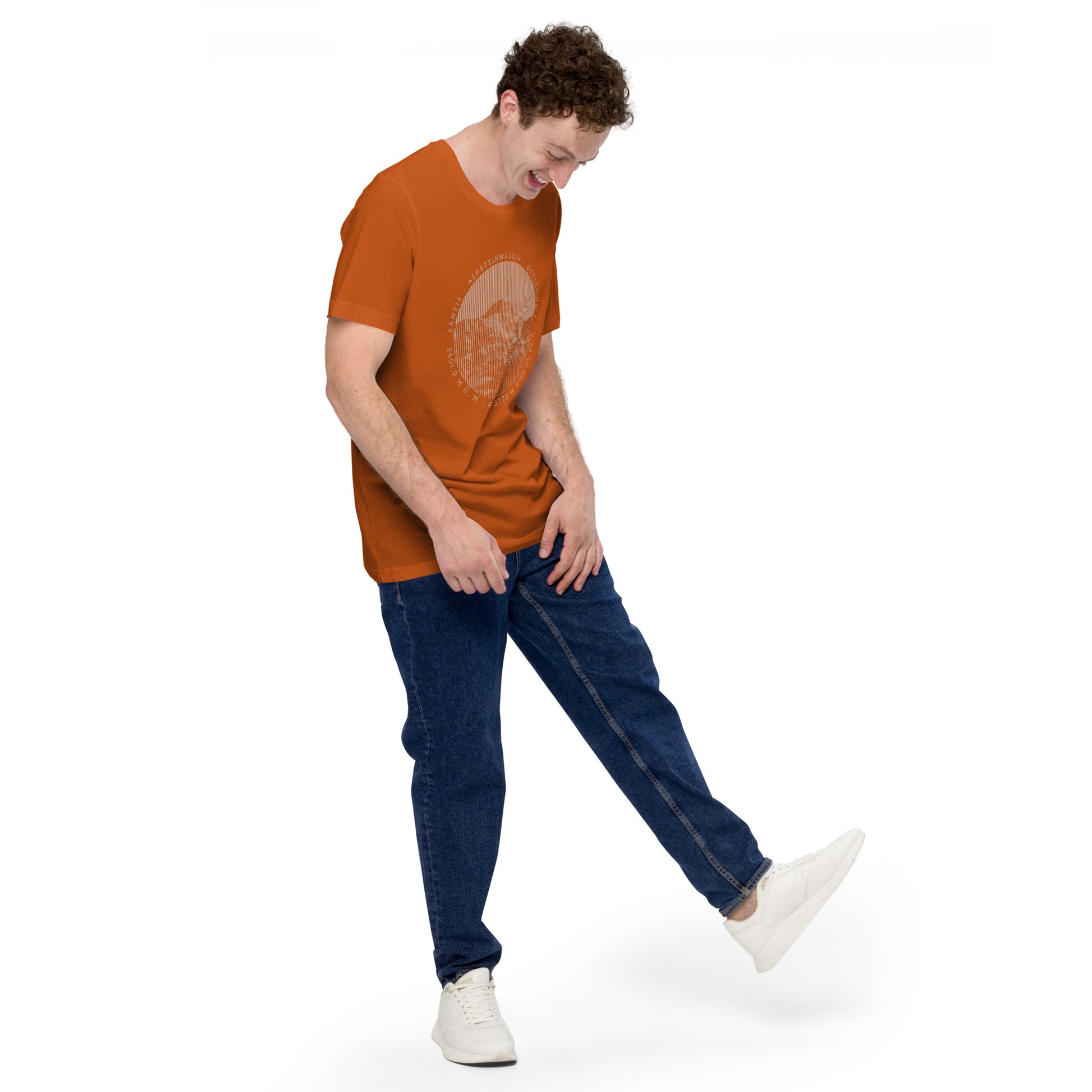 Junger Mann mit T-Shirt, Jeans und weissen Sneakers. Das orange T-Shirt zeigt den Säntis, einen Berg in den Appenzeller Alpen.