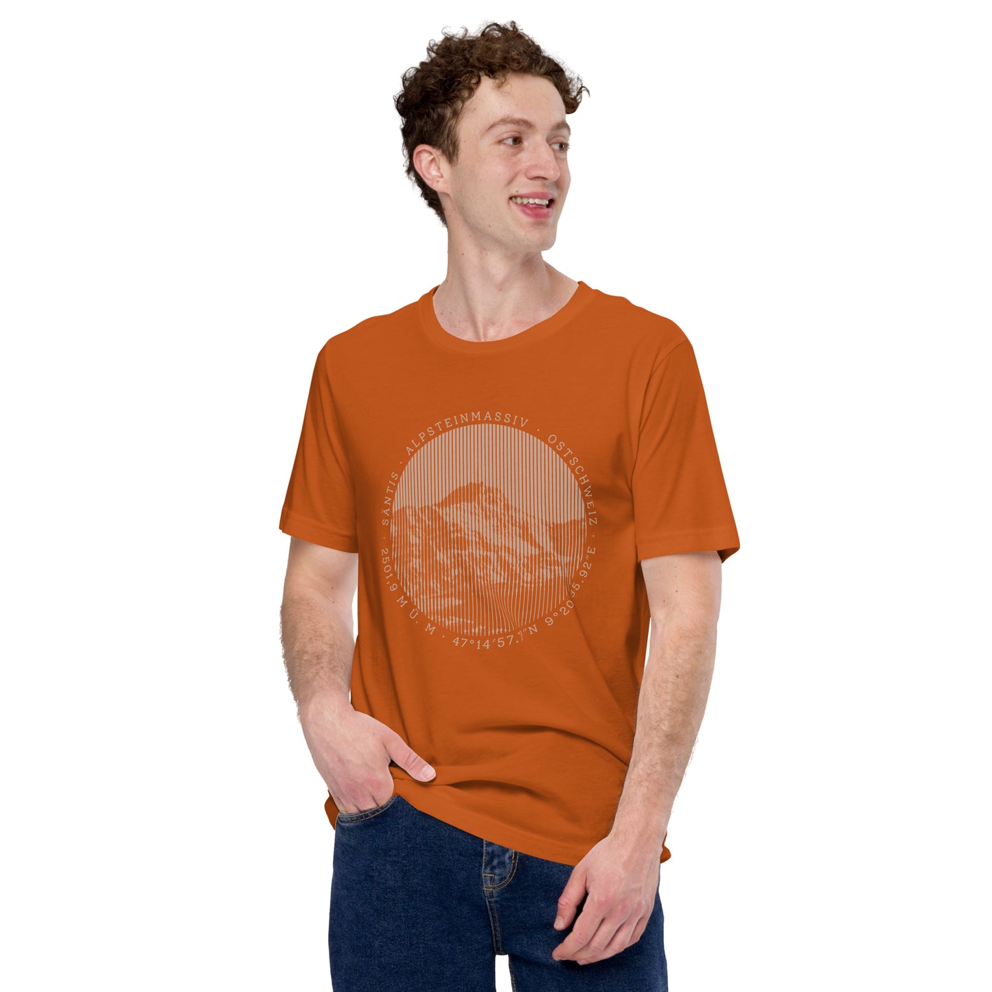 Junger Mann mit orangefarbenem T-Shirt mit Säntis-Aufdruck.