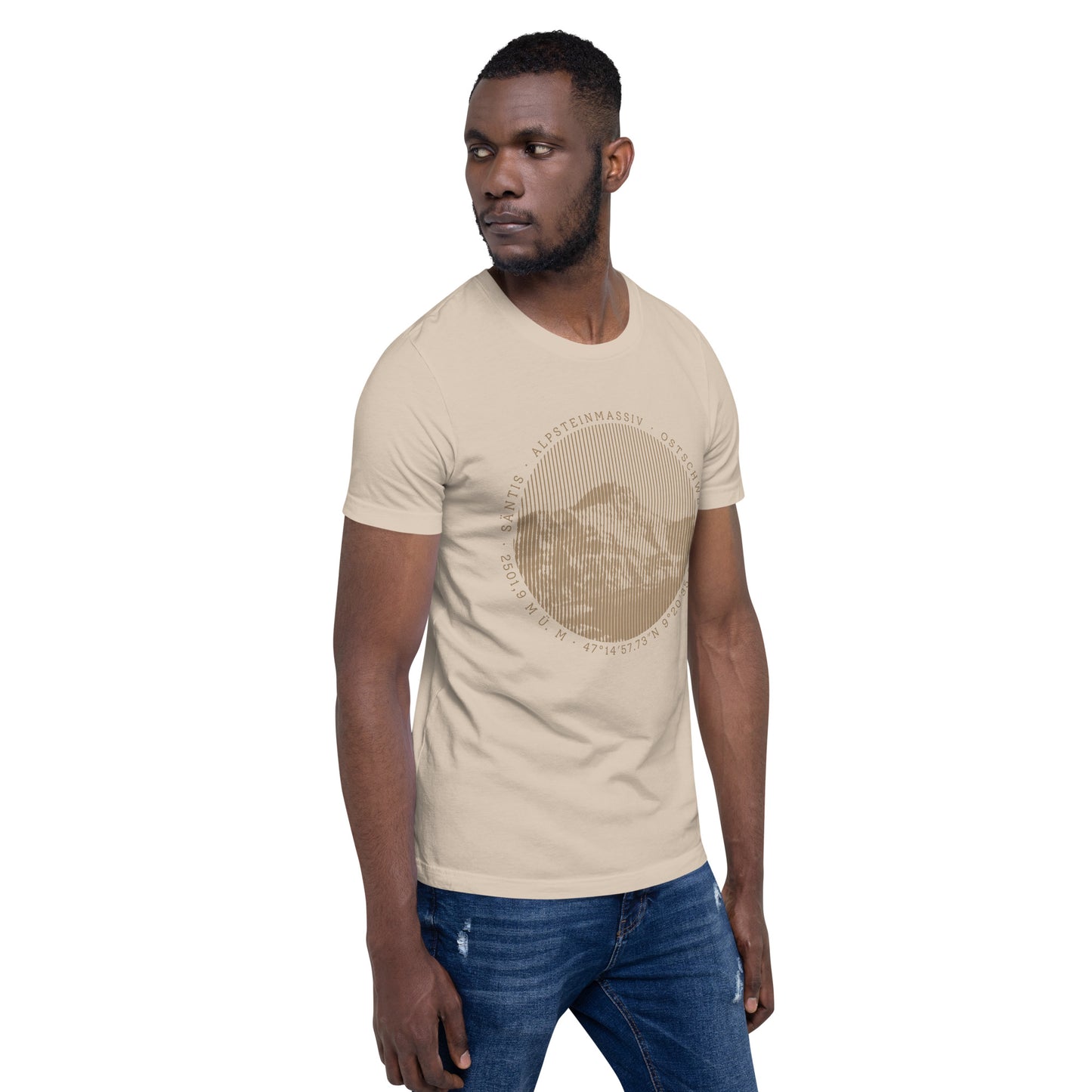 Crèmefarbenes T-Shirt mit Säntis-Aufdruck getragen von einem jungen Herrn