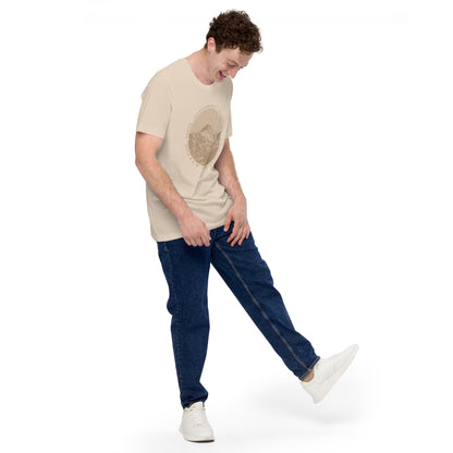 Junger Mann mit crèmefarbenem T-Shirt mit Säntis. Kombiniert mit einer Blue-Jeans und weissen Sneakers