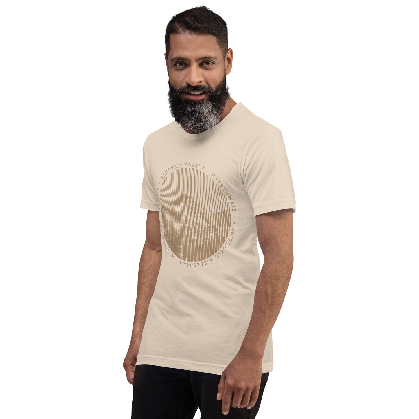 Bärtiger Herr mit crèmefarbenem T-Shirt mit Säntis