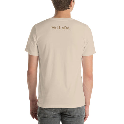 Rücken eines Mannes, der ein beiges T-Shirt mit Vallada-Logo trägt.