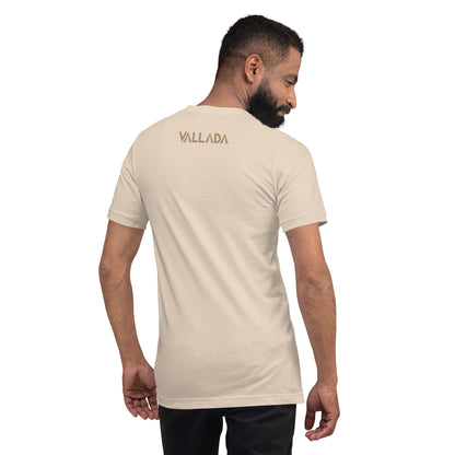 Rückenansicht eines beigen T-Shirts mit Vallada-Logo getragen von einem bärtigen Appenzeller.