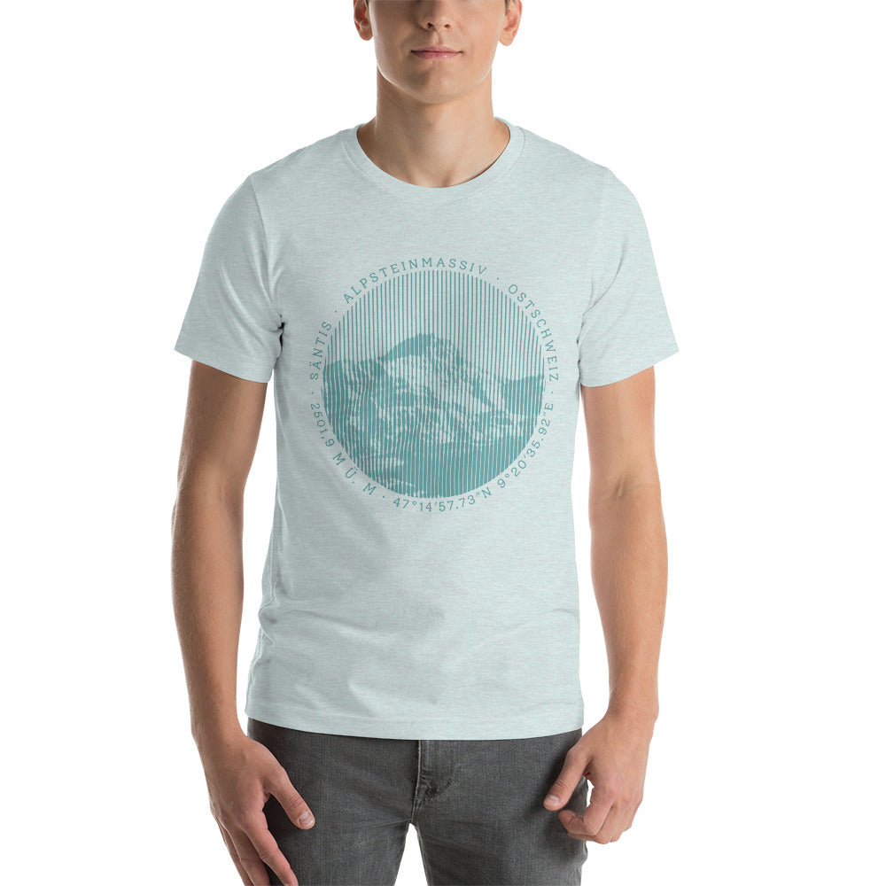 Ein Mann präsentiert ein Herren-T-Shirt in Eismeerblau von Vallada mit einem beeindruckenden Berg Säntis Aufdruck. Die Kombination mit einer schwarzen Jeans verleiht dem Look eine coole Lässigkeit.