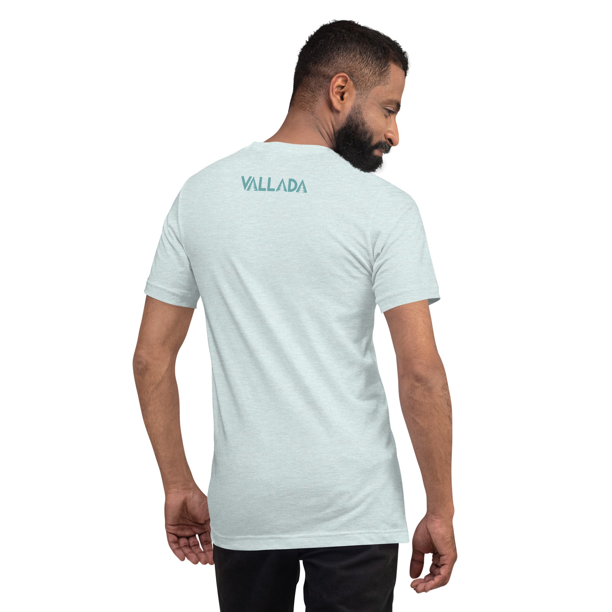 Der Man zeigt uns seinen Rücken. Er trägt ein eismeerblauen Männer-T-Shirt. Im oberen Teil des T-Shirt sieht man das Vallada-Logo.