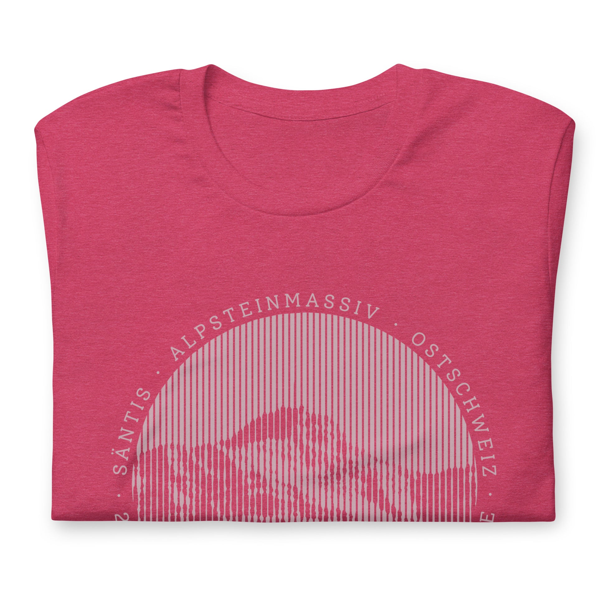 Ein akkurat gefaltetes T-Shirt der Marke Vallada in der Farbe Himbeerrot. Das Säntis-Motiv, das auf allen T-Shirts der Säntis-Collection prangert ist noch teilweise sichtbar.