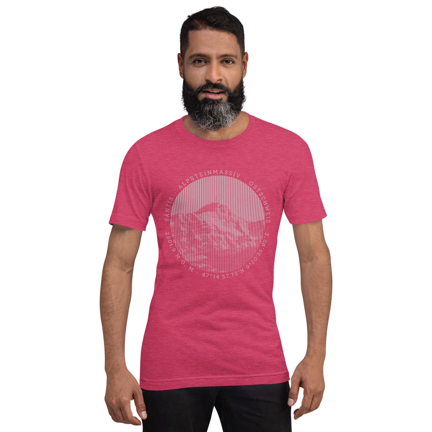 Mit diesem T-Shirt in der Farbe Himbeerrot mit Säntis-Print von Vallada darf sich Sepp aus Urnäsch auch auf die Stobete im Rossfall wagen. In diesem T-Shirt macht Sepp immer eine gute Falle.