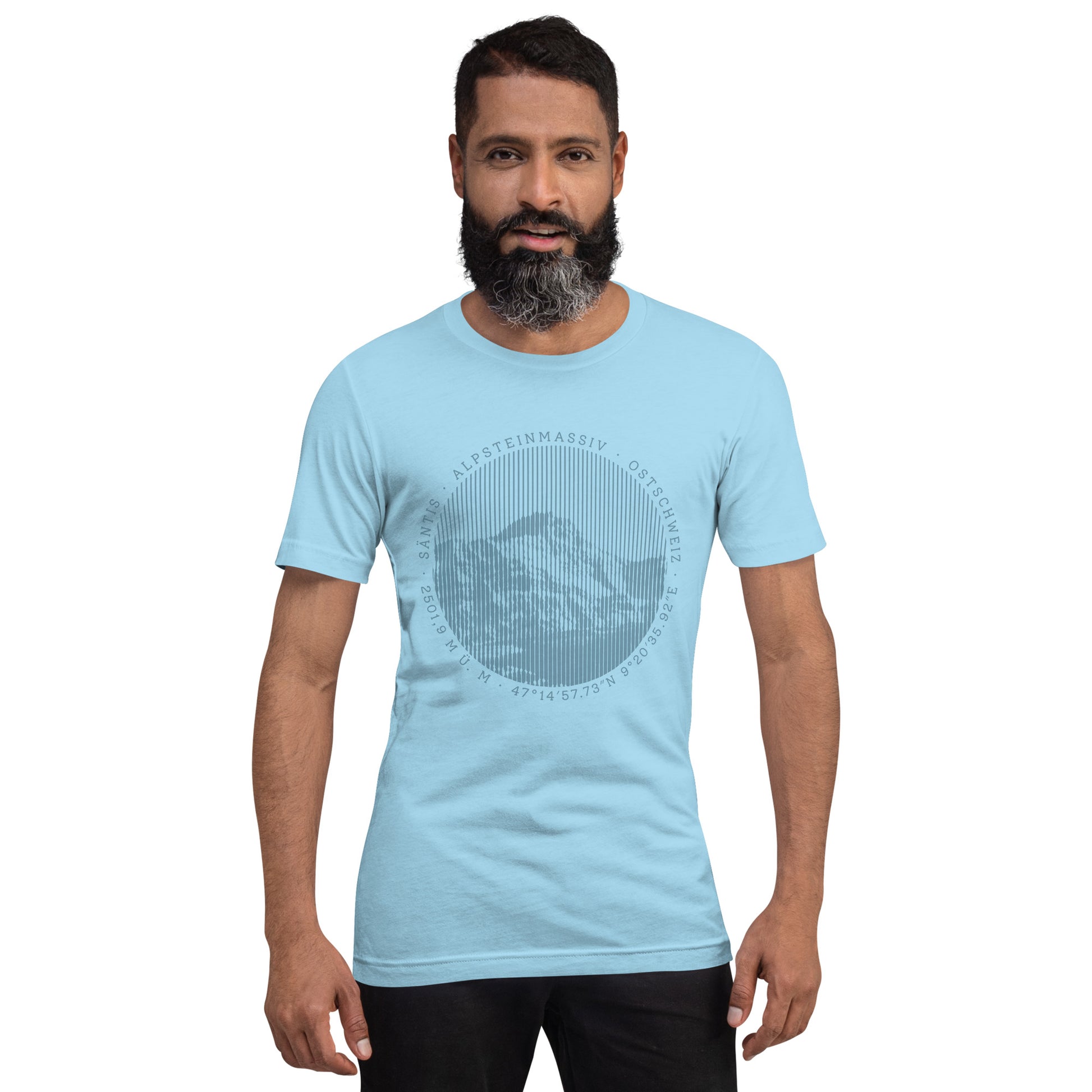 In seinem meerblauen T-Shirt mit dem Säntis-Motiv zeigt der bärtige Mann Stil.