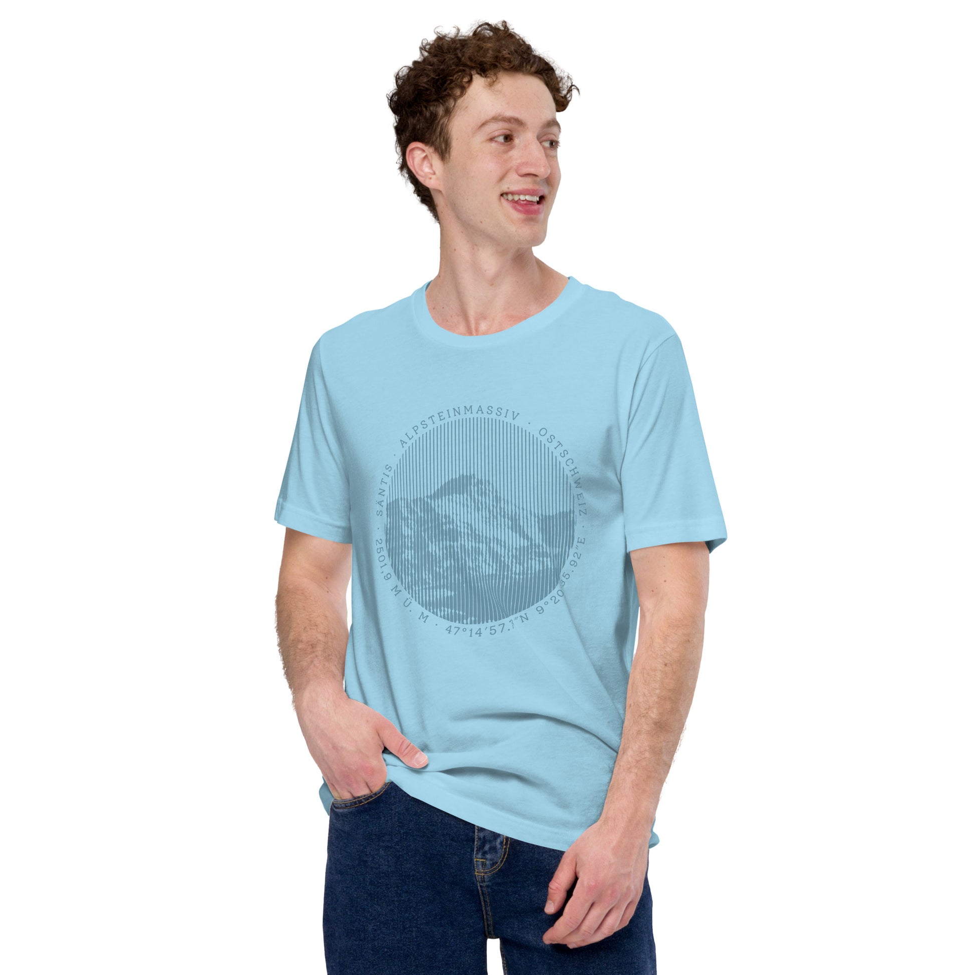 Ein junger Herr, der ein T-Shirt in Ozeanblau mit einem Säntis-Print trägt. Zu seinem T-Shirt kombiniert er eine blaue Jeans.