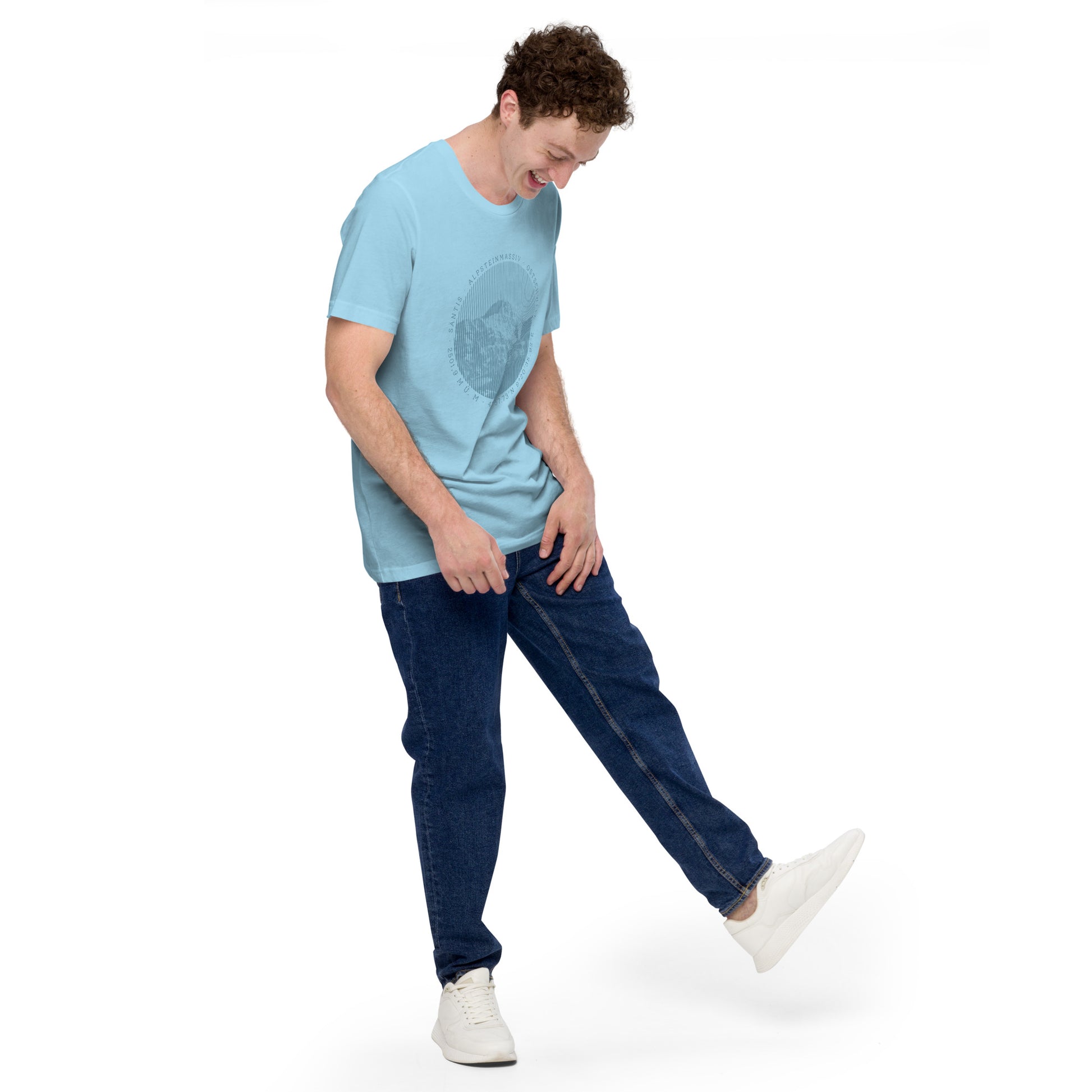 Junger Mann mit meerblauem T-Shirt mit Säntis-Aufdruck. Zu seinem blauen T-Shirt trägt er eine Blue Jeans und weisse Sneakers.