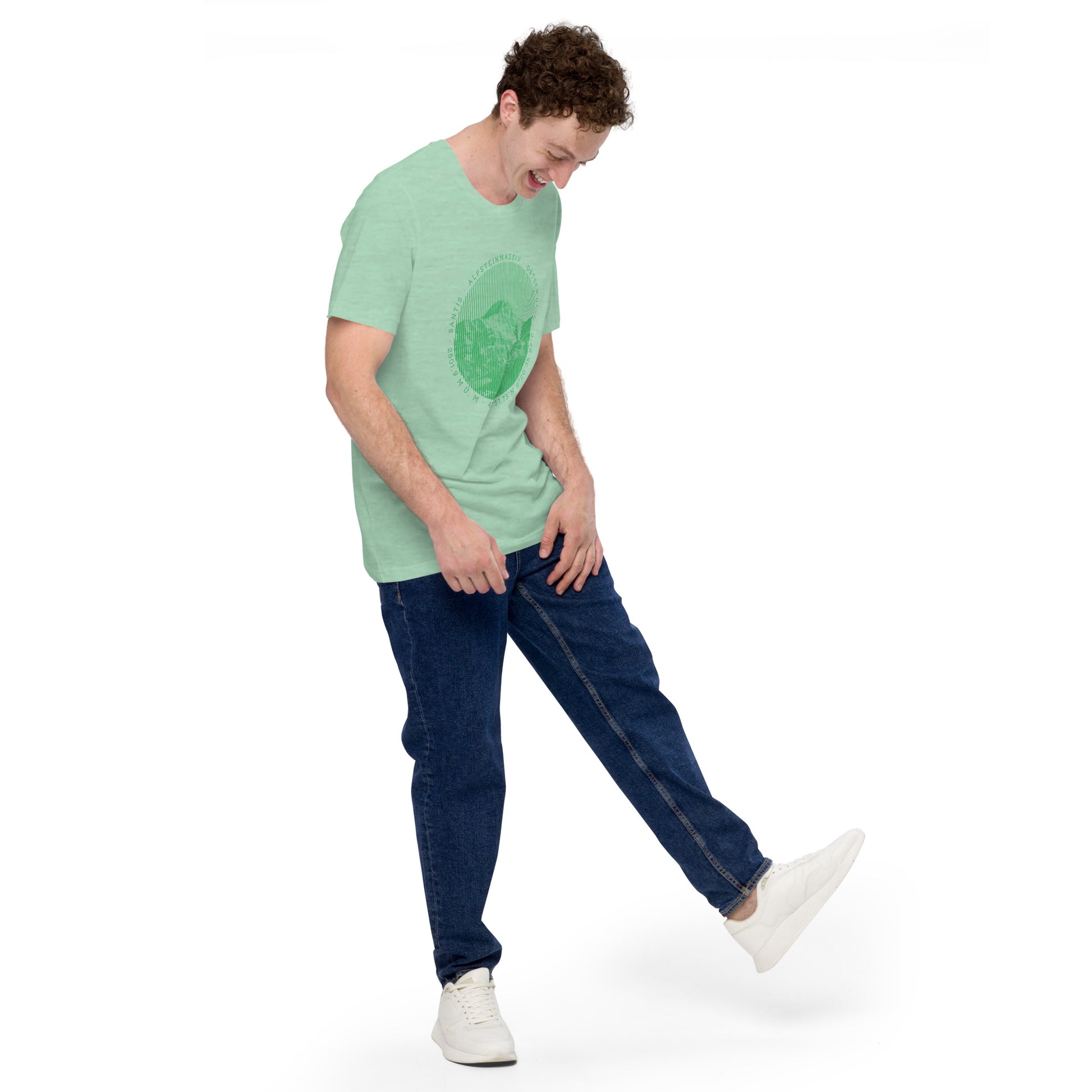 Junger Mann, der mintfarbenes T-Shirt mit Säntis-Aufdruck trägt. Dazu trägt er eine blaue Jeans und weisse Sneakers.