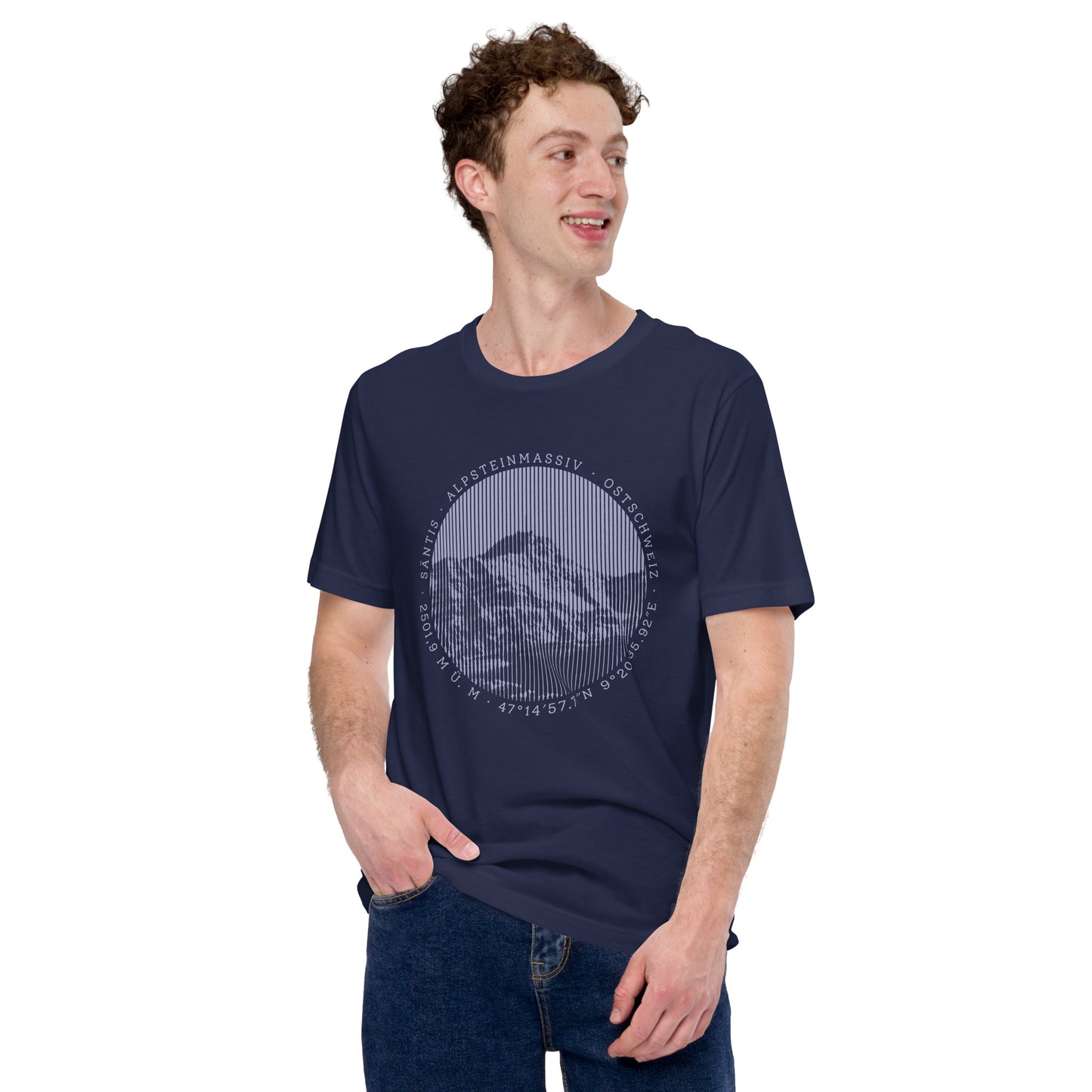 Jüngling mit navyblauem T-Shirt aus der Säntis-Collection mit blauer Jeans.