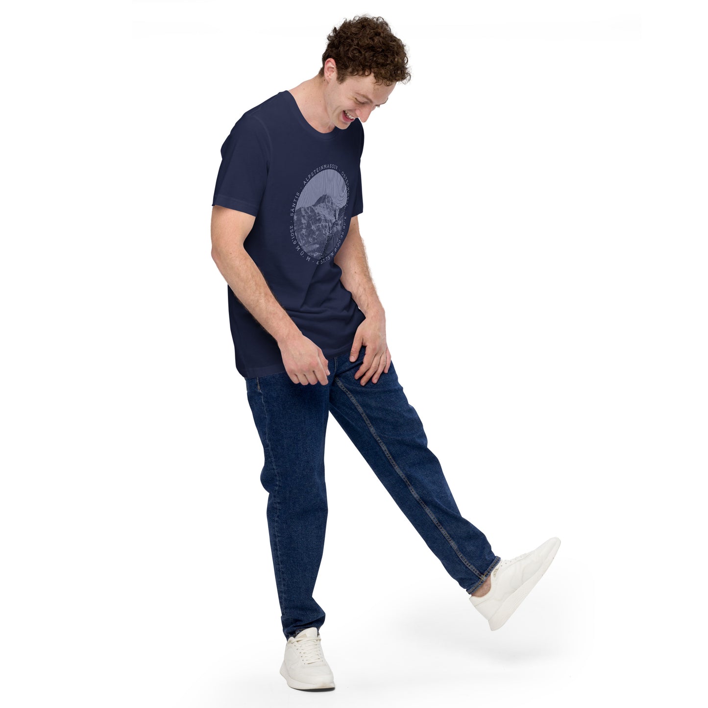 Jüngling mit dunkelblauem T-Shirt, einer Blue Jeans und weissen Sneakern. Das T-Shirt ist mit einem Bild des berühmten Berges Säntis bedruckt.