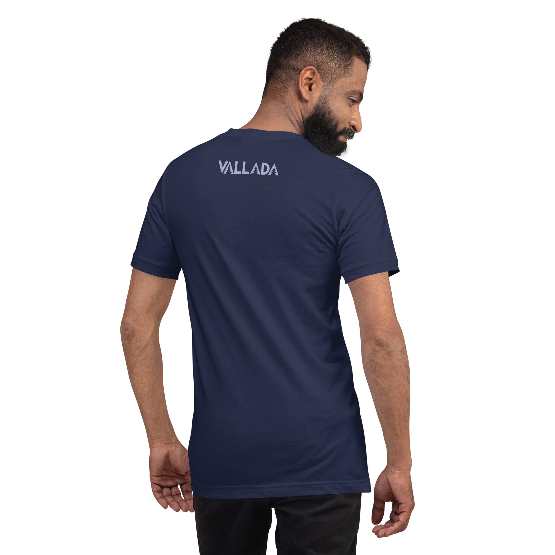 Rückenansicht eines bärtigen Mannes, der ein blaues T-Shirt mit Vallada-Schriftzug trägt.