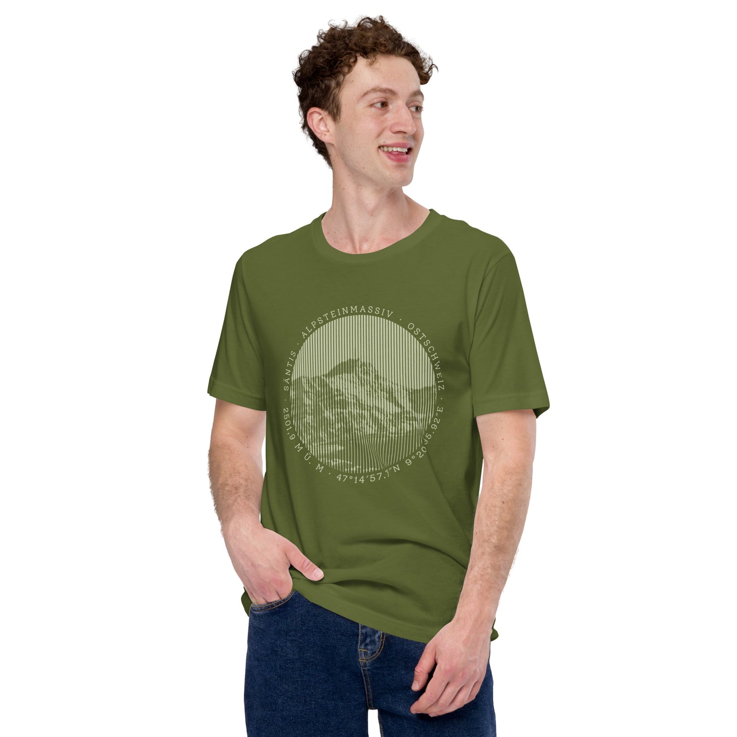 Junger Mann mit T-Shirt in Olive mit einem Säntis-Aufdruck.