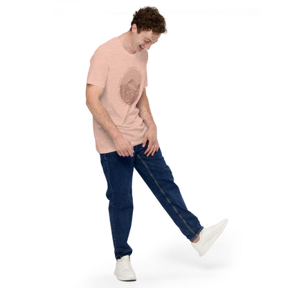 Foto eines jungen Mannes mit pfirsichfarbenem T-Shirt mit Säntis-Aufdruck. Zum T-Shirt trägt er Jeans und weisse Sneakers.