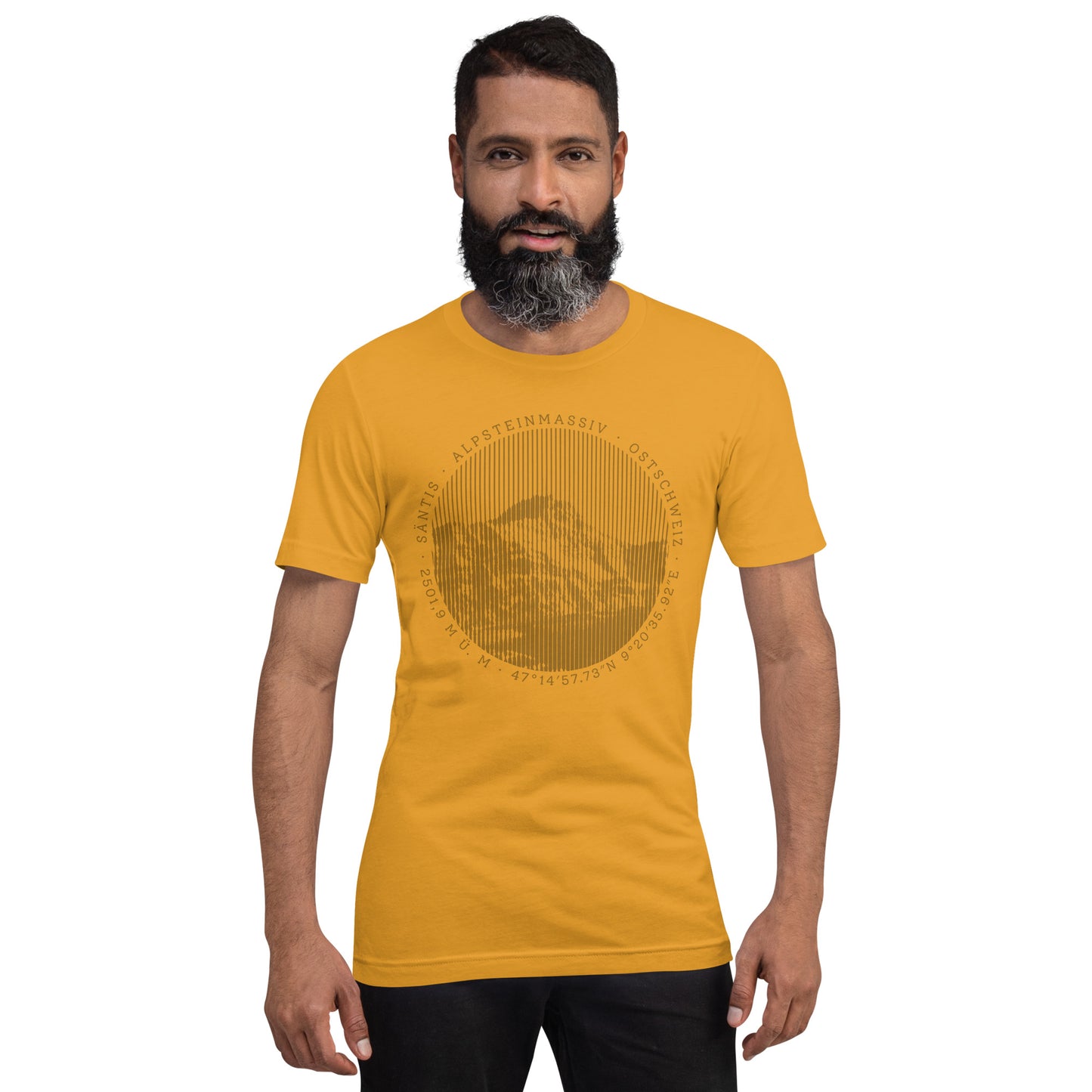 Mann mit grau meliertem Bart in senffarbenem T-Shirt mit Säntis-Print.