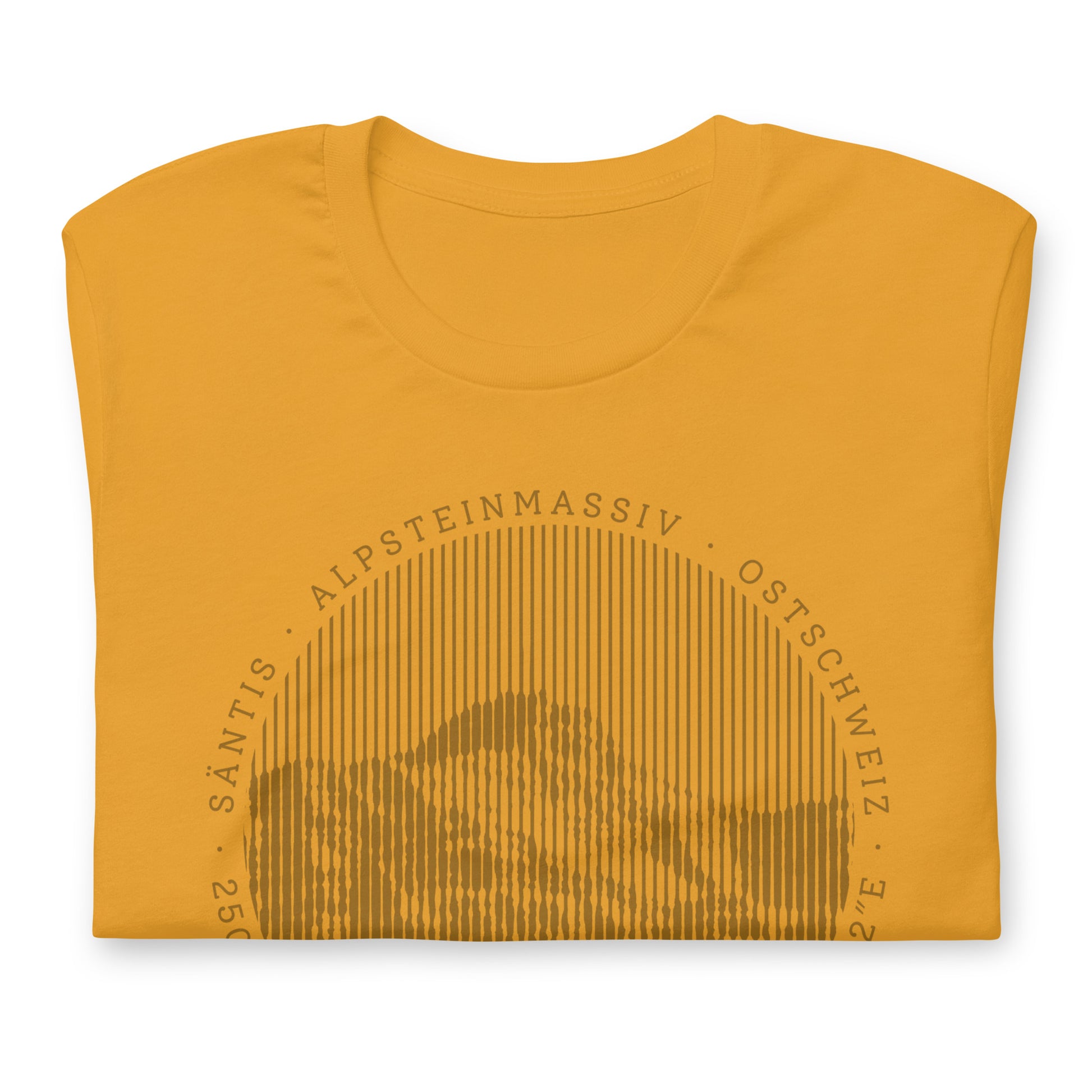 Zusammengefaltenes senffarbenes T-Shirt. Ein Teil des Prints mit dem Berg Säntis sind sichtbar.