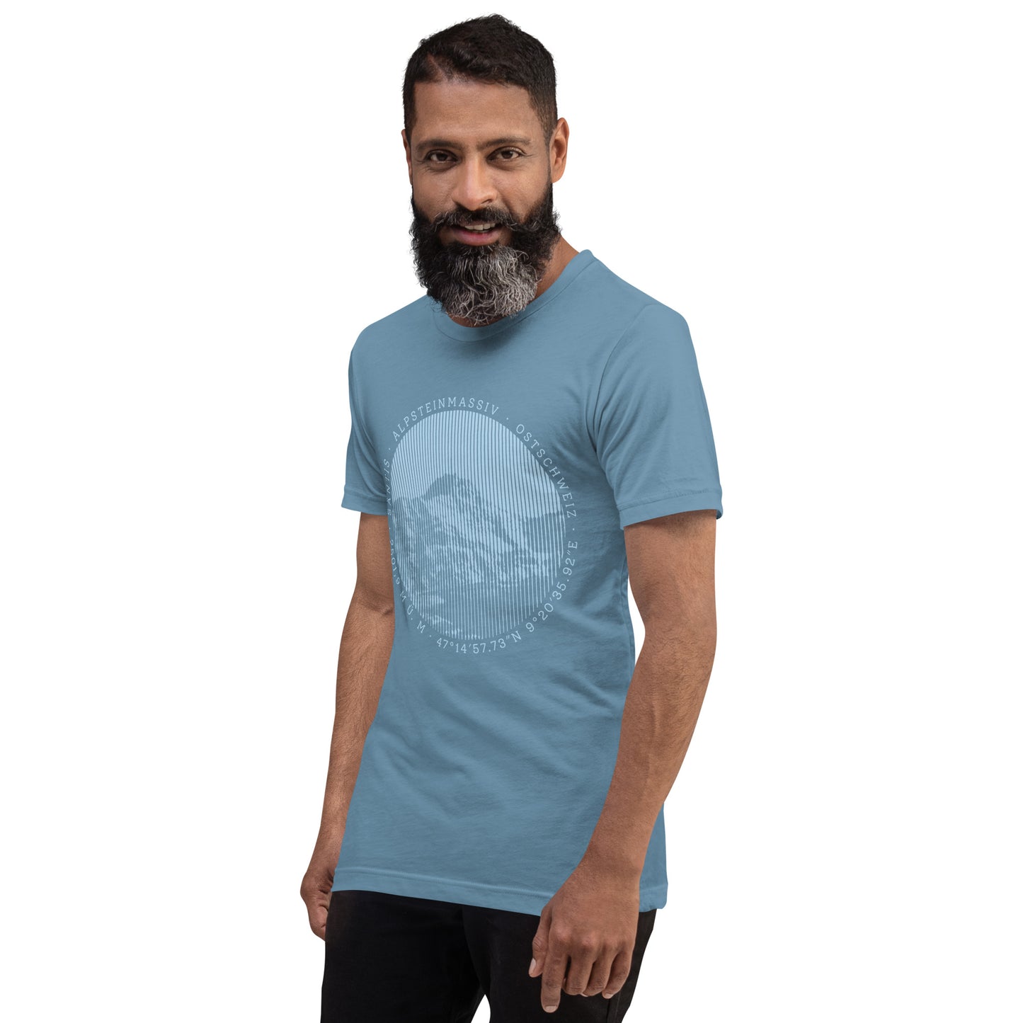 Mann mit grau meliertem Bart. Er trägt das stahlblaue T-Shirt aus der Säntis-Collection.