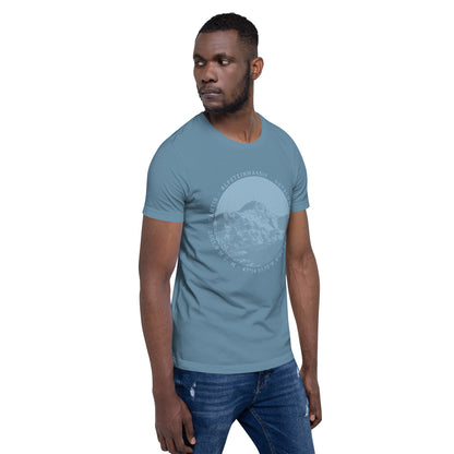 Junger mann mit stahlblauem T-Shirt mit Säntis-Print.