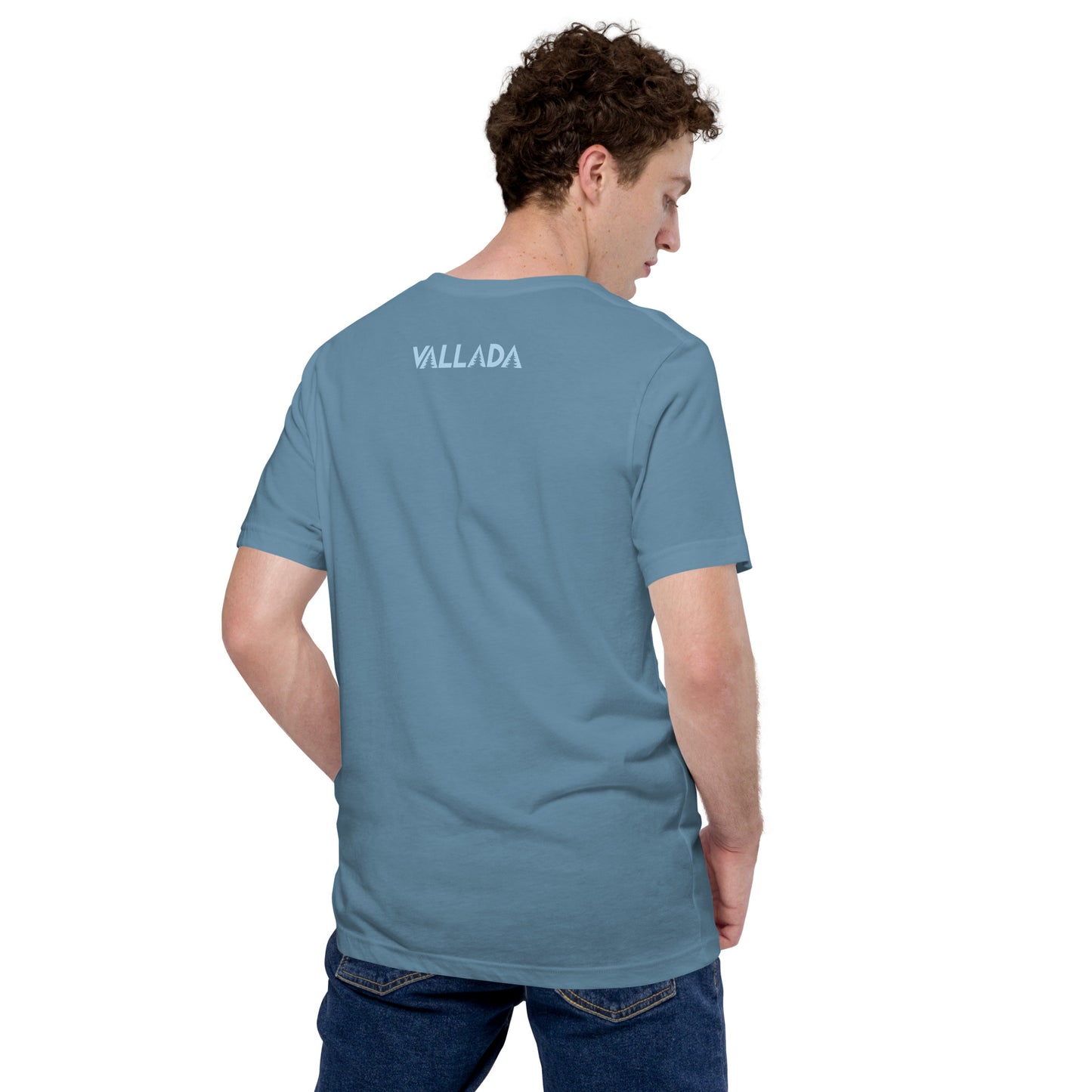 Rückenansicht eines jungen Mannes mit stahlblauem T-Shirt mit Vallada-Shirftzug.