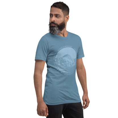 Mann mit grau meliertem Bart. Er trägt das stahlblaue T-Shirt aus der Säntis-Collection.