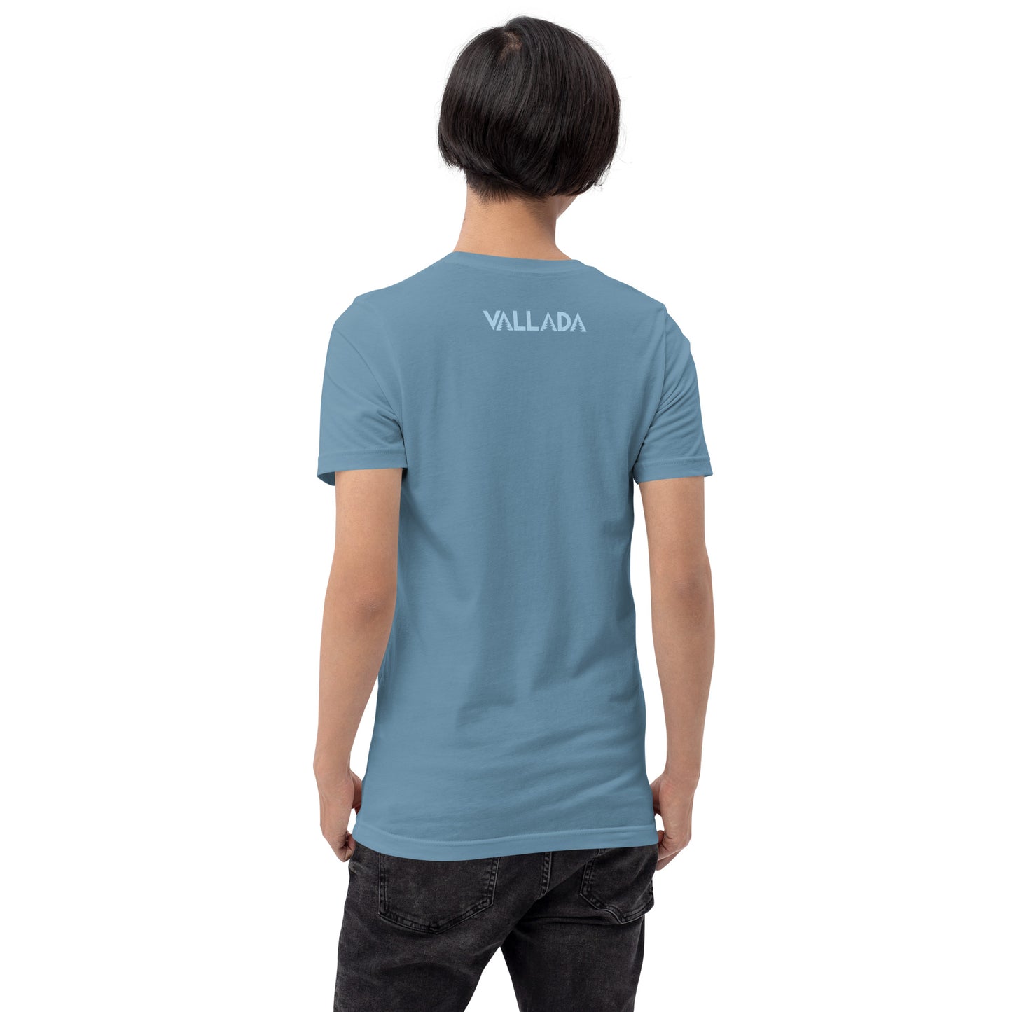 Rückenansicht eines jungen Mannes mit stahlblauem T-Shirt mit Vallada-Shirftzug.