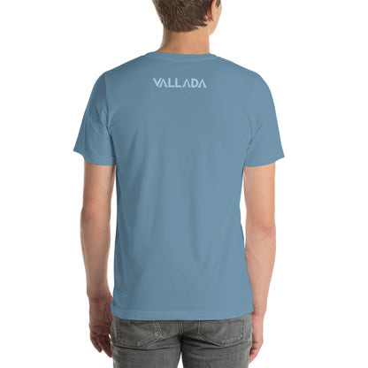 Rückenansicht eines jungen Mannes mit stahlblauem T-Shirt mit Vallada-Shirftzug.