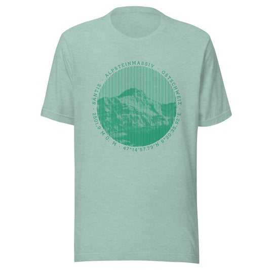 Ansicht eines taubenblauen T-Shirts von vorne. Der Print zeigt dern Berg Säntis. Um das Bild des Säntis läuft ein Text. Der Text lautet wie folgt "SÄNTIS · ALPSTEINMASSIV · OSTSCHWEIZ". Zusätzlich sind noch die Koordinaten und die Höhe des Berges angegeben.